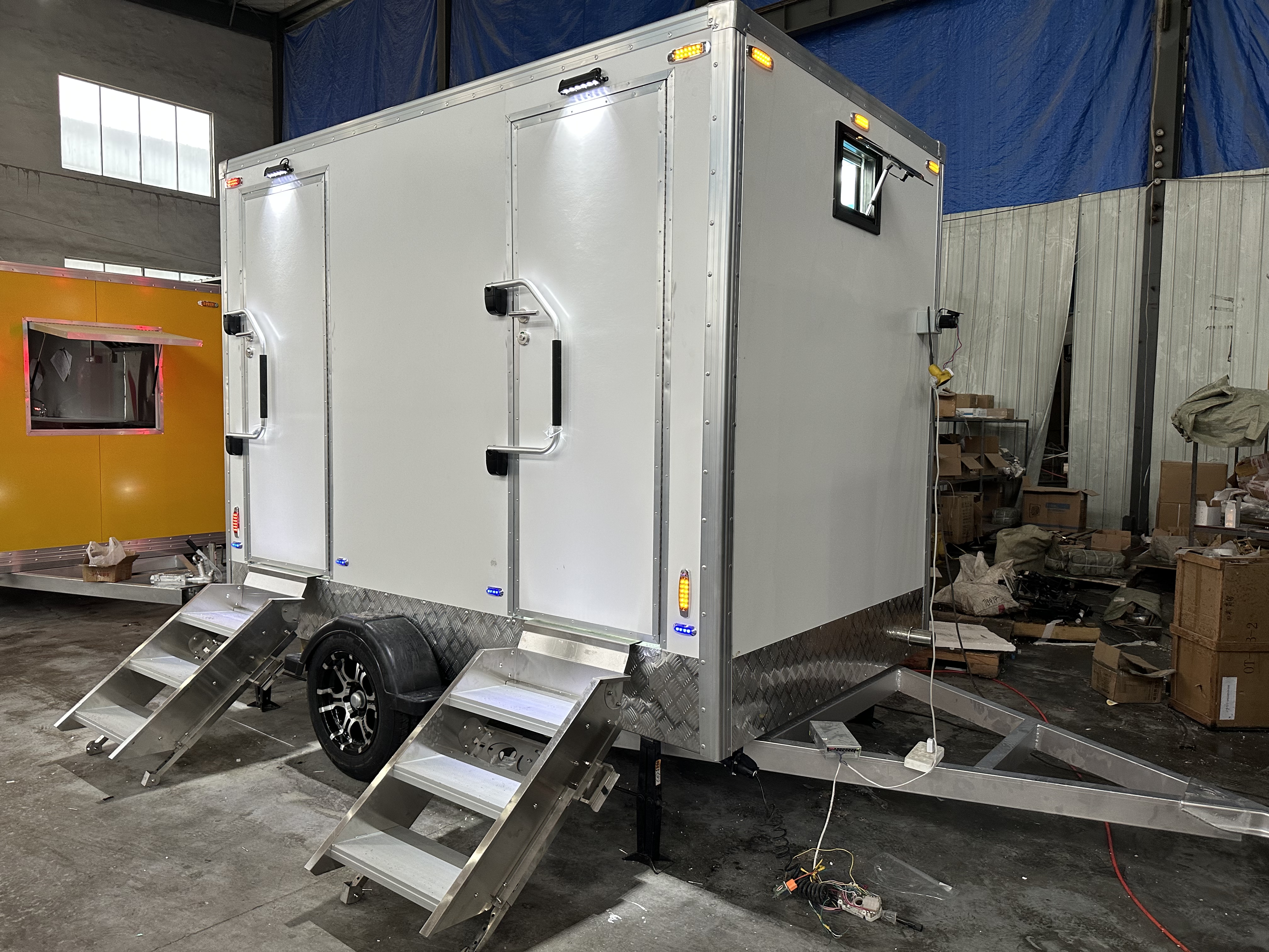 The dual-toilet cubicle mobile toilet is a practical choice for various outdoor scenarios