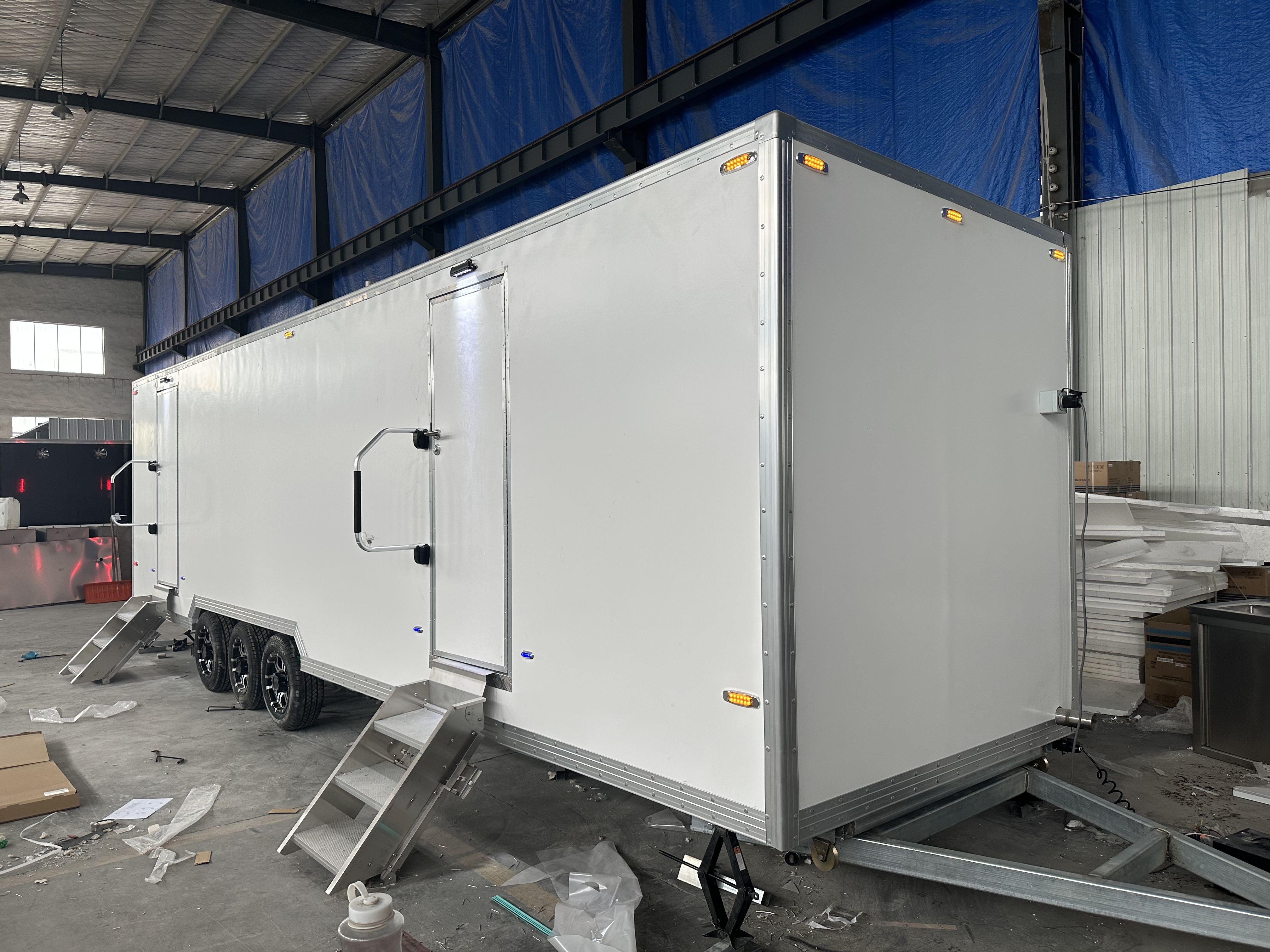 The multi-wheel mobile toilet is convenient to move and can meet the needs of multiple people using it simultaneously