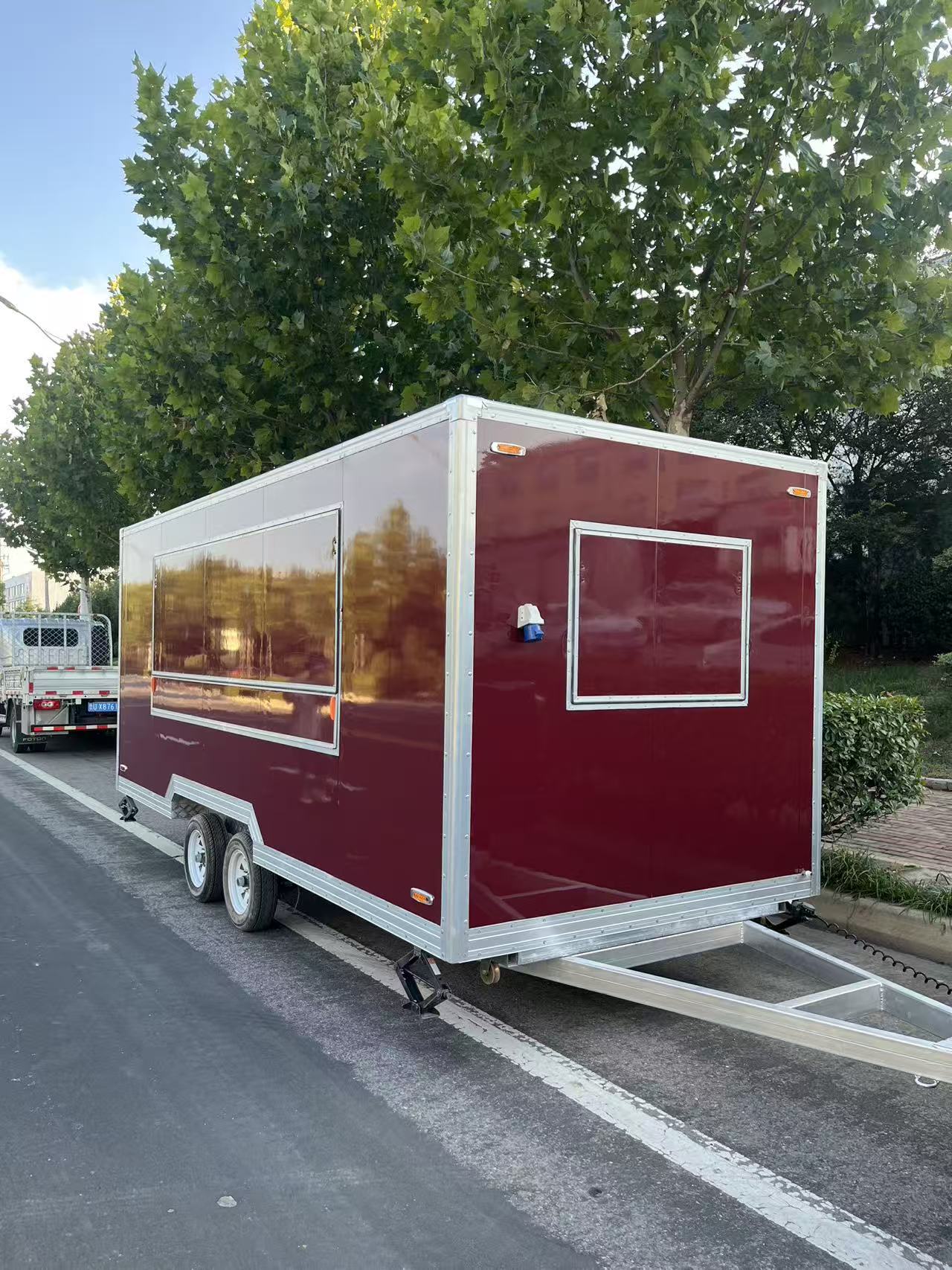 The fashionable wine-red mobile food truck opens up a new experience of mobile cuisine