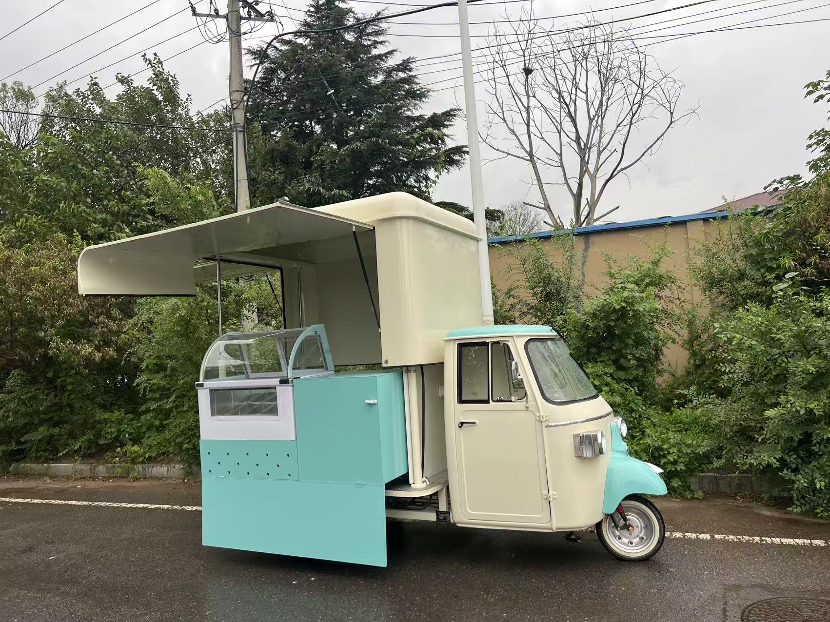 Retro-style three-wheeled mobile food truck, a great partner for mobile food business