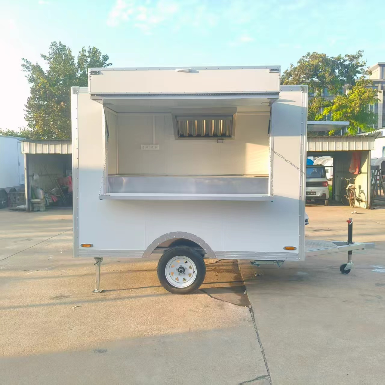 Convenient mobile food trucks facilitate the operation of mobile food businesses