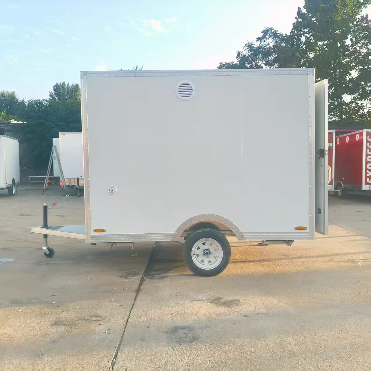 Convenient mobile food trucks facilitate the operation of mobile food businesses