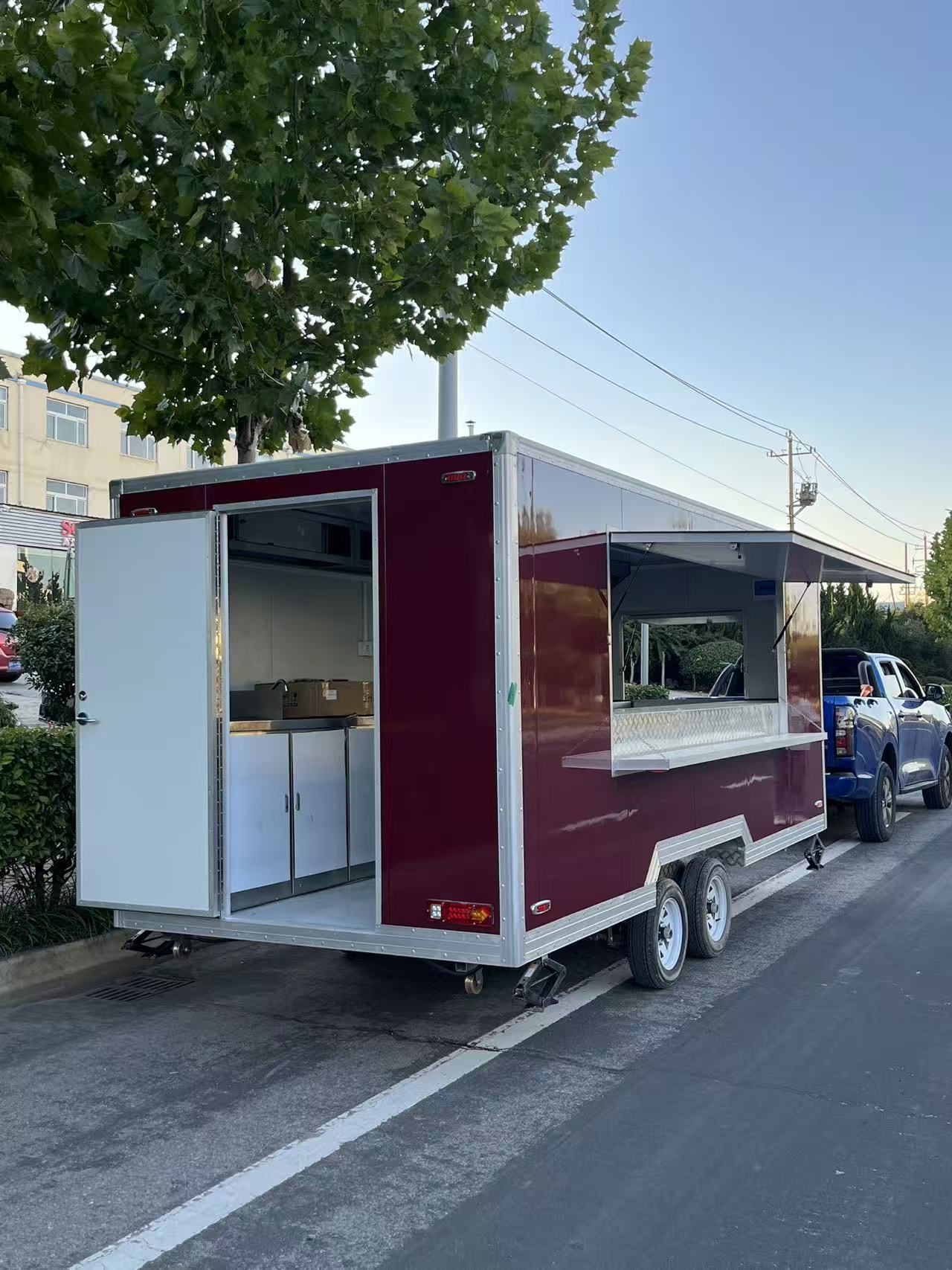 The fashionable wine-red mobile food truck opens up a new experience of mobile cuisine