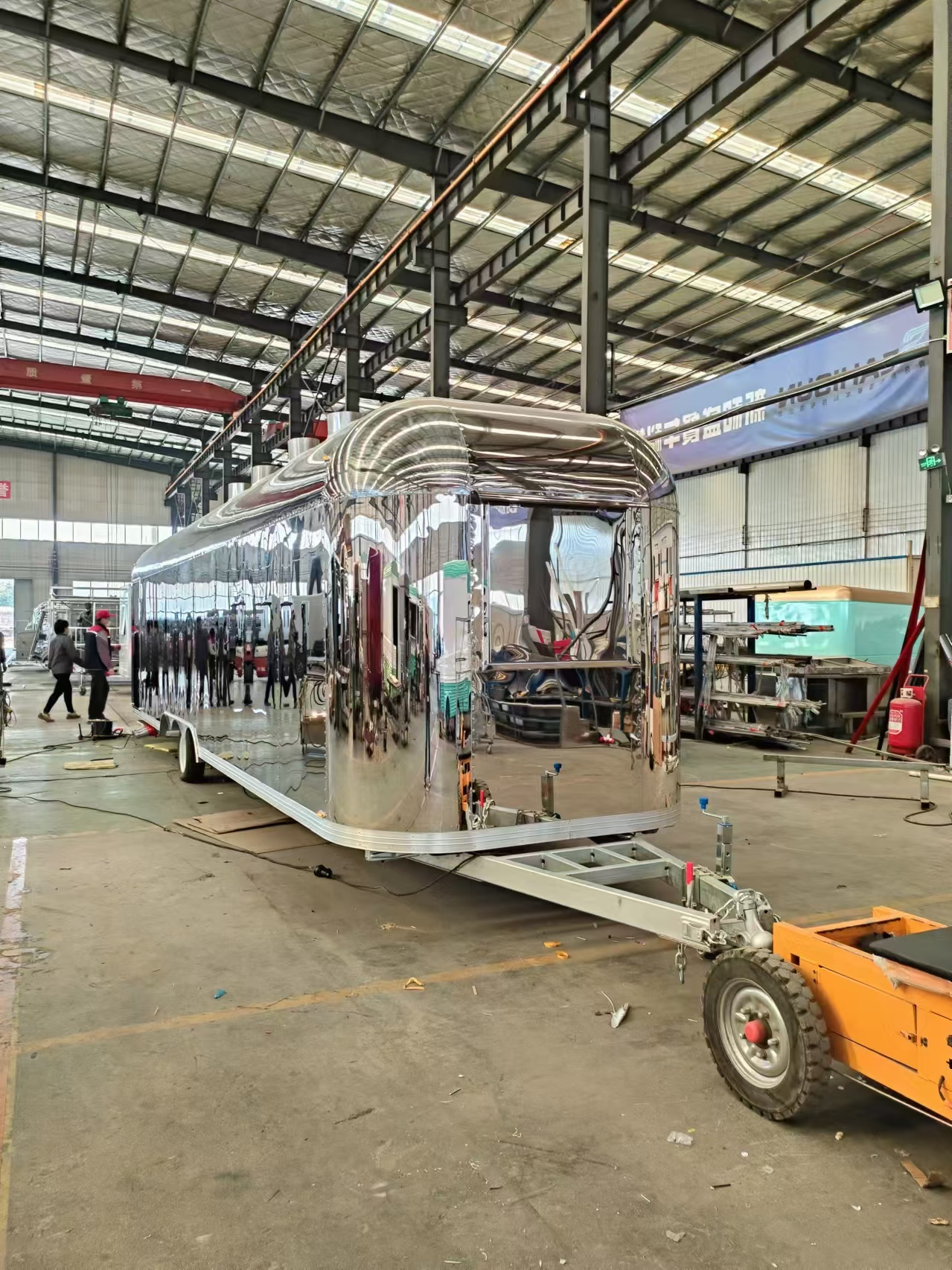 Streamlined mirror-finished food trucks offer a new option for mobile shops, embarking on a new entrepreneurial journey