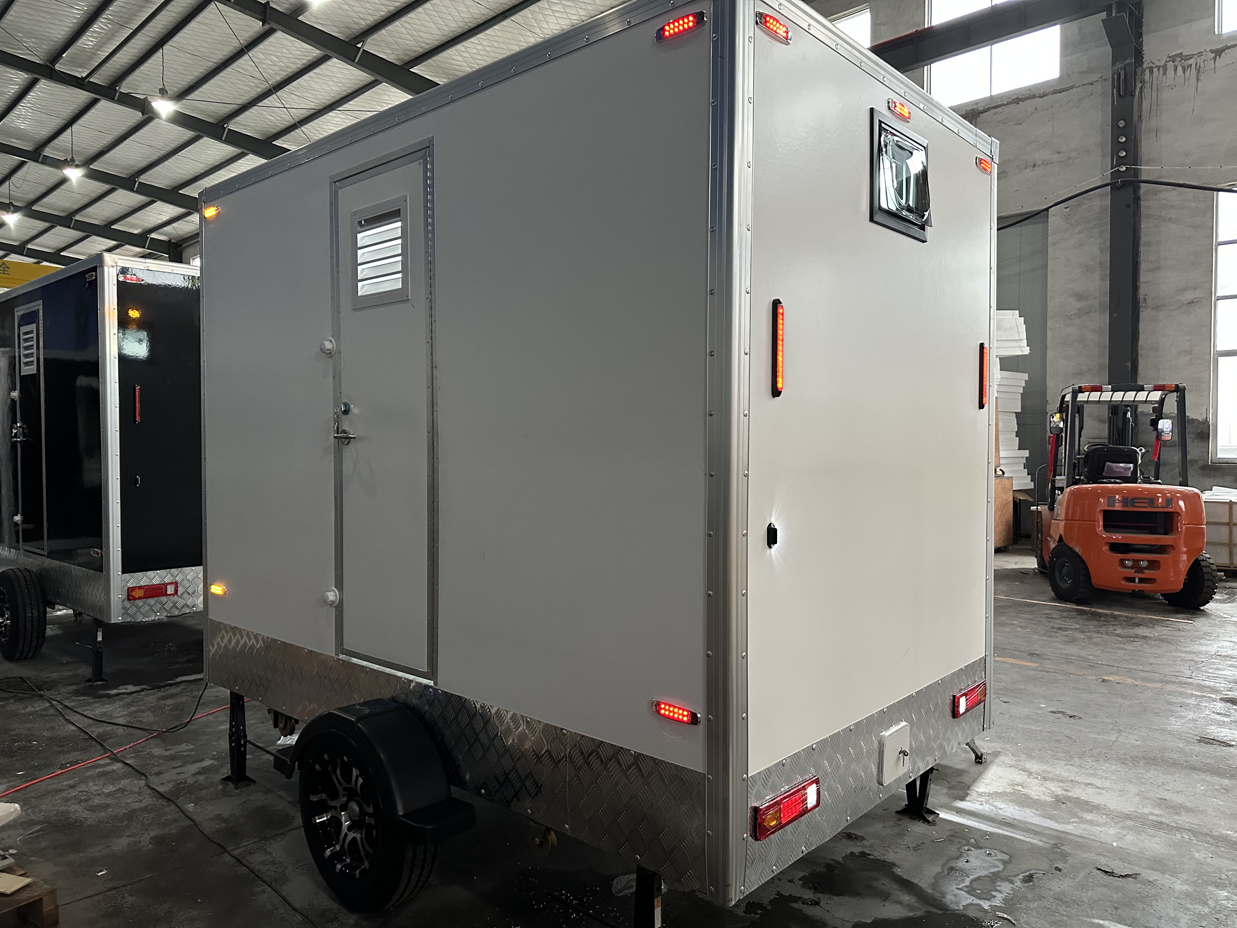 The dual-toilet cubicle mobile toilet is a practical choice for various outdoor scenarios