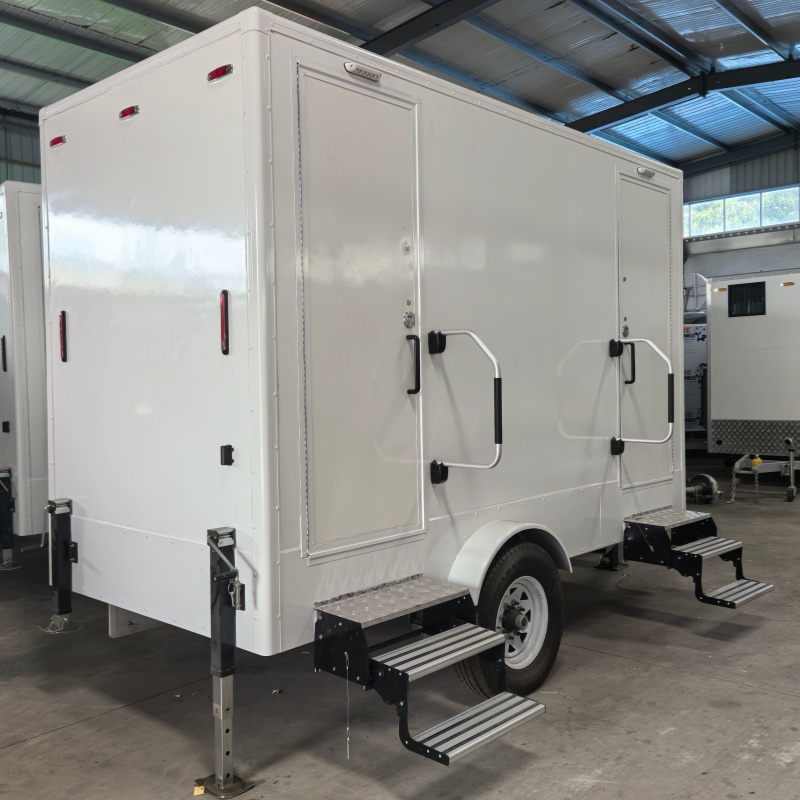Double white portable toilets, convenient, practical and super worry-free