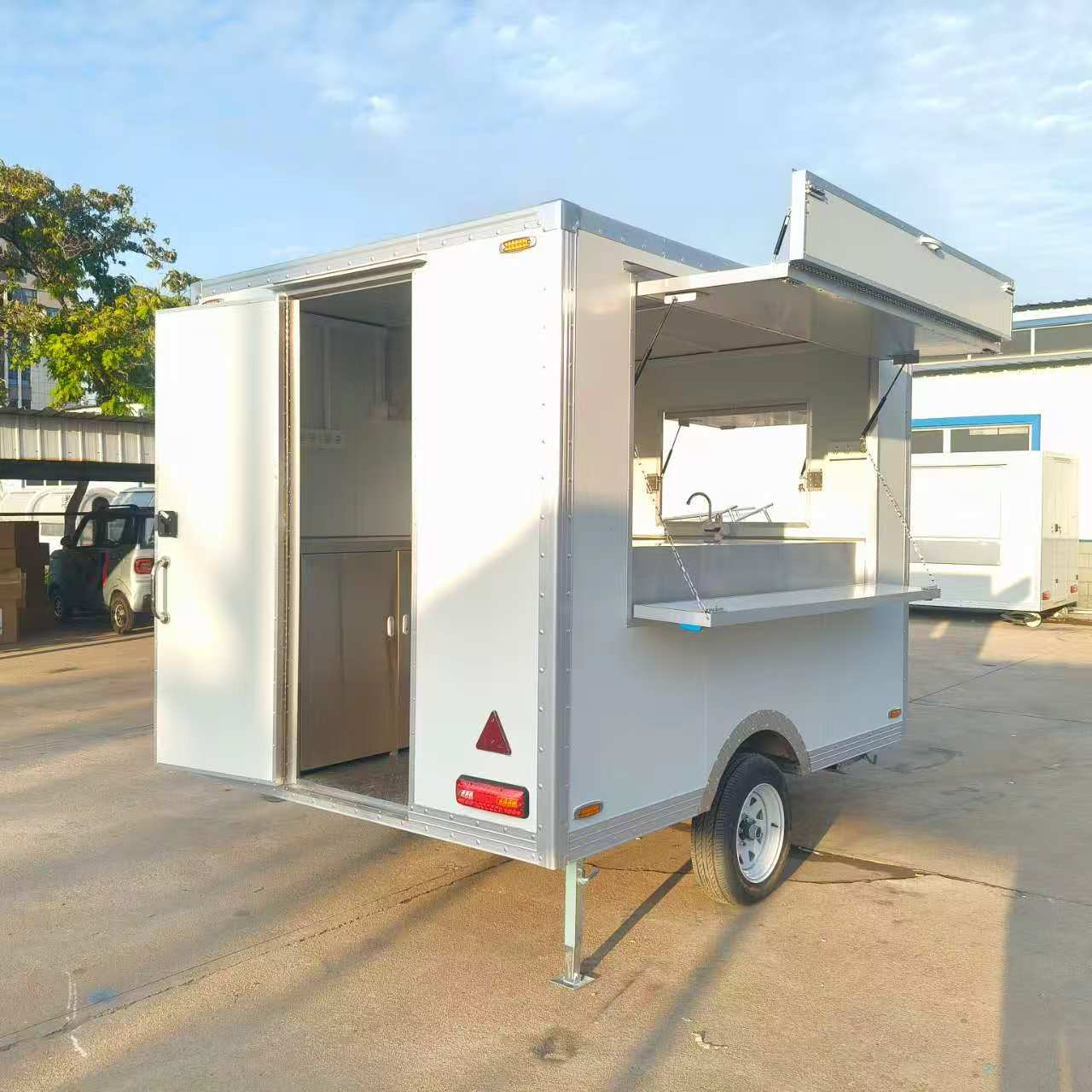 Convenient mobile food trucks facilitate the operation of mobile food businesses