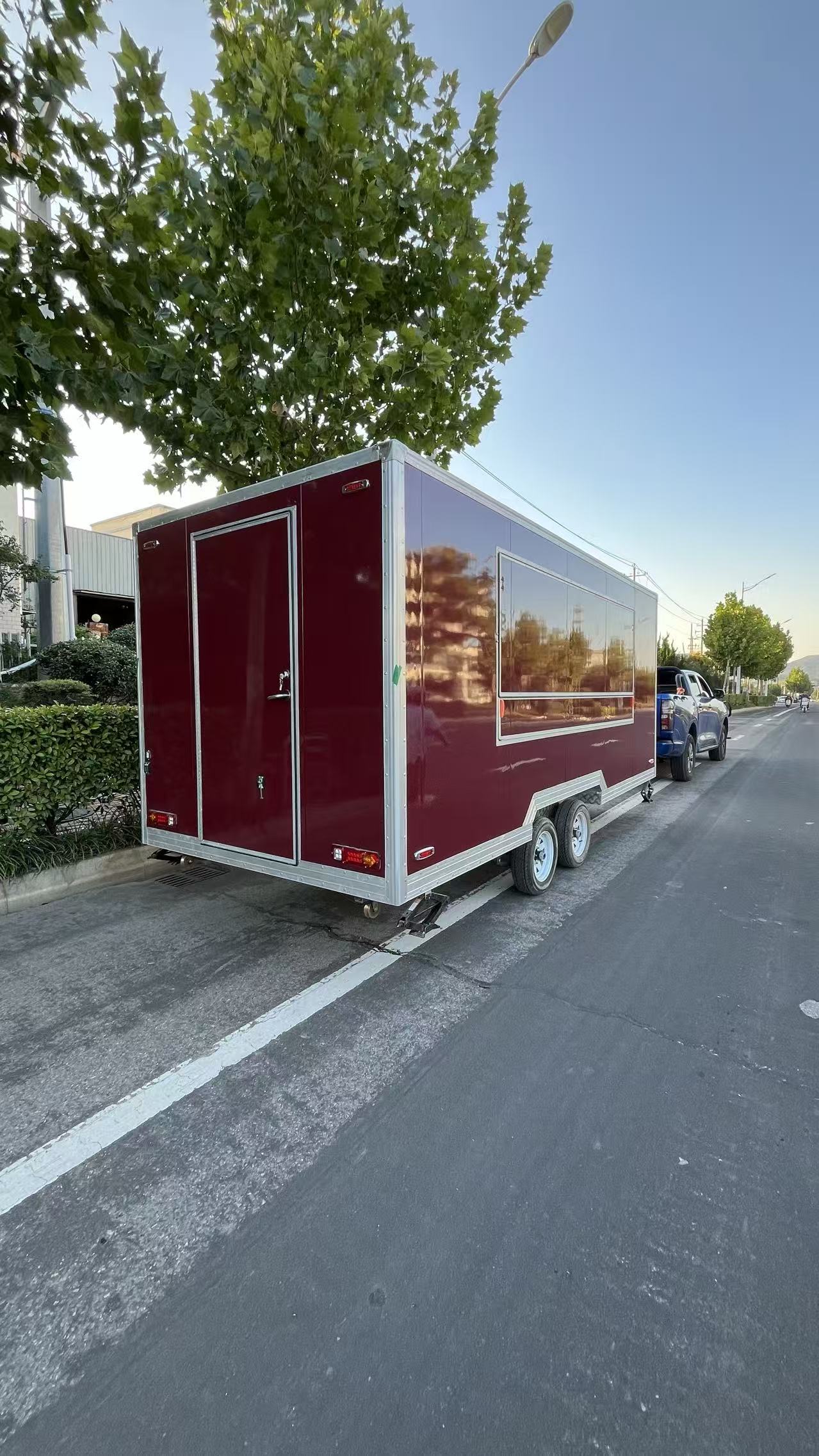 The fashionable wine-red mobile food truck opens up a new experience of mobile cuisine