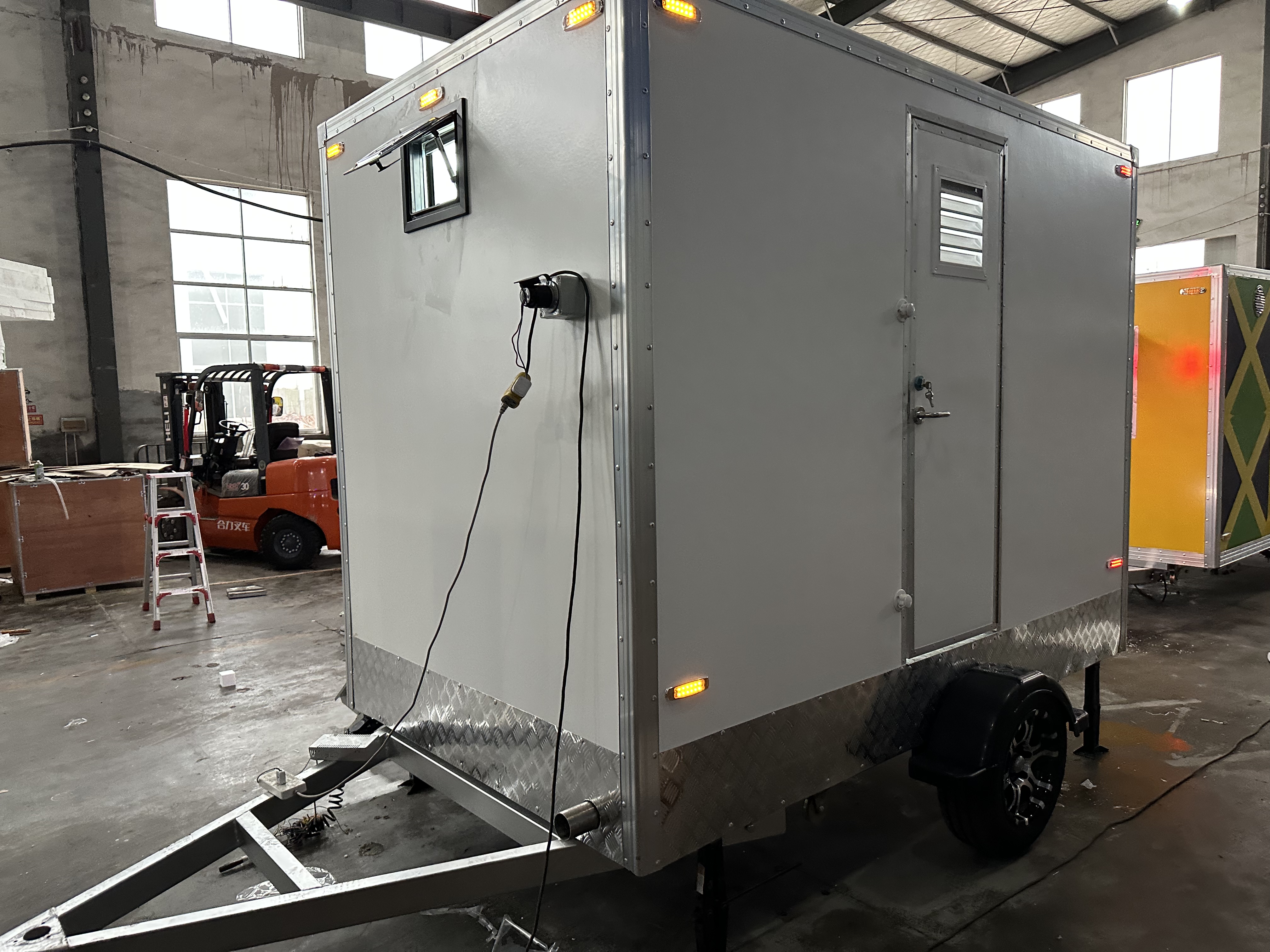 The dual-toilet cubicle mobile toilet is a practical choice for various outdoor scenarios