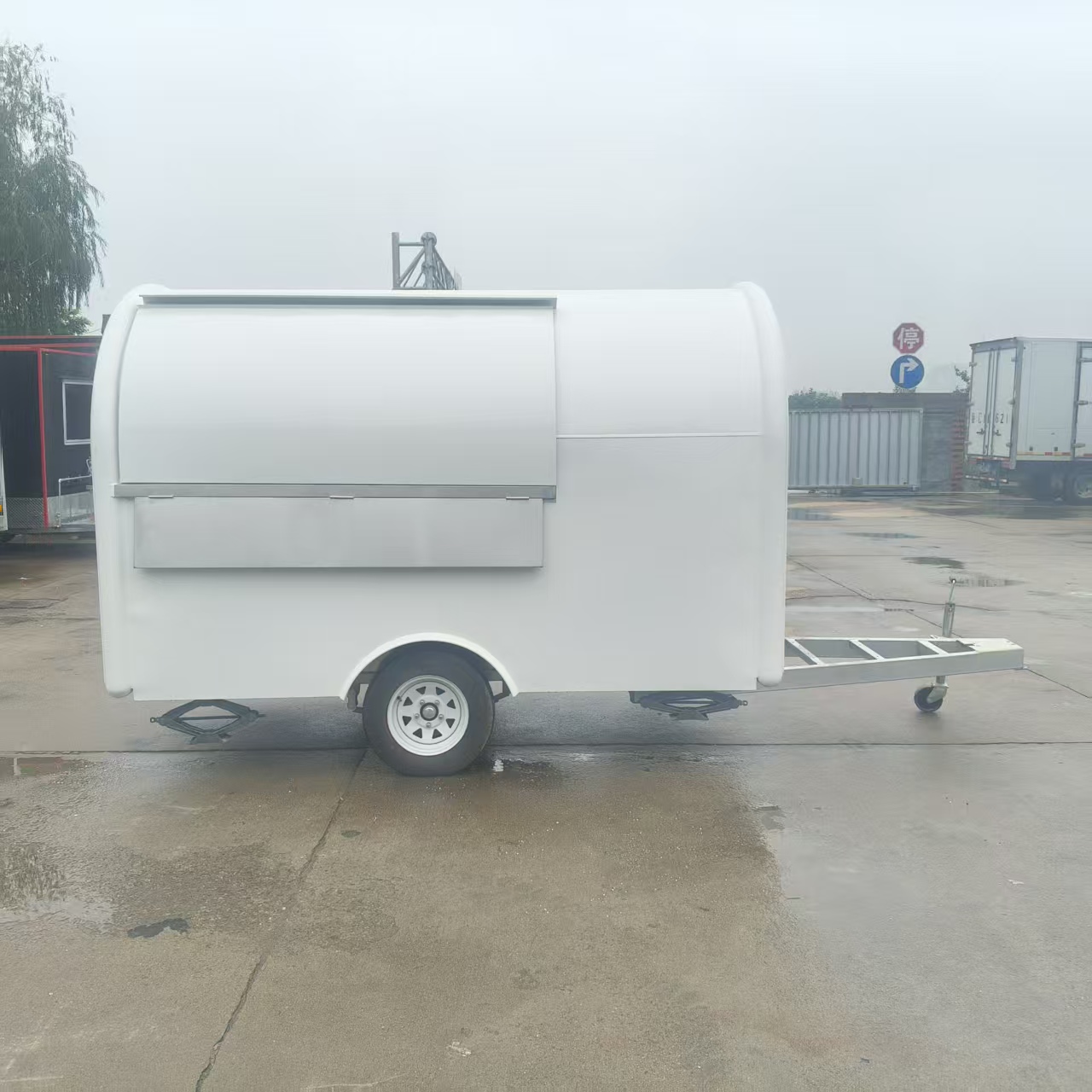 Fashionable white multi-functional mobile food truck