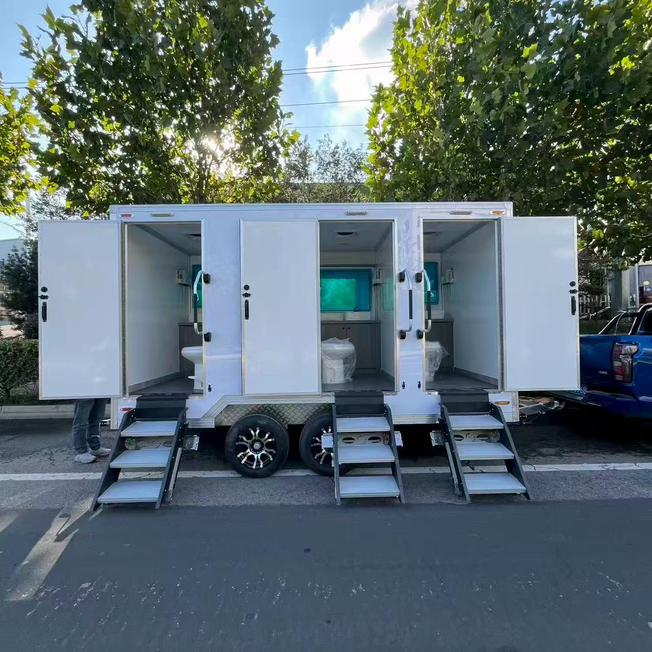 Outdoor multi-cabin mobile toilets, meeting the needs of multiple users