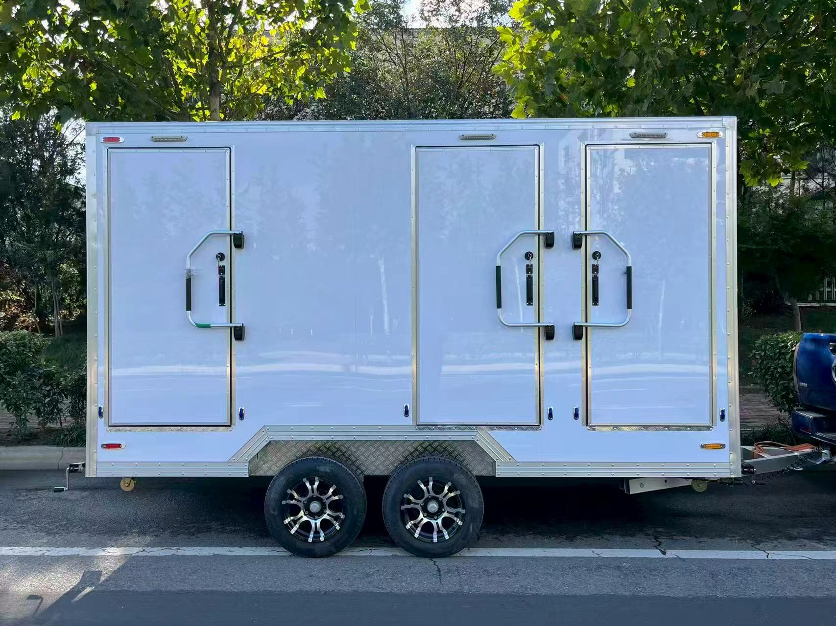 Outdoor multi-cabin mobile toilets, meeting the needs of multiple users