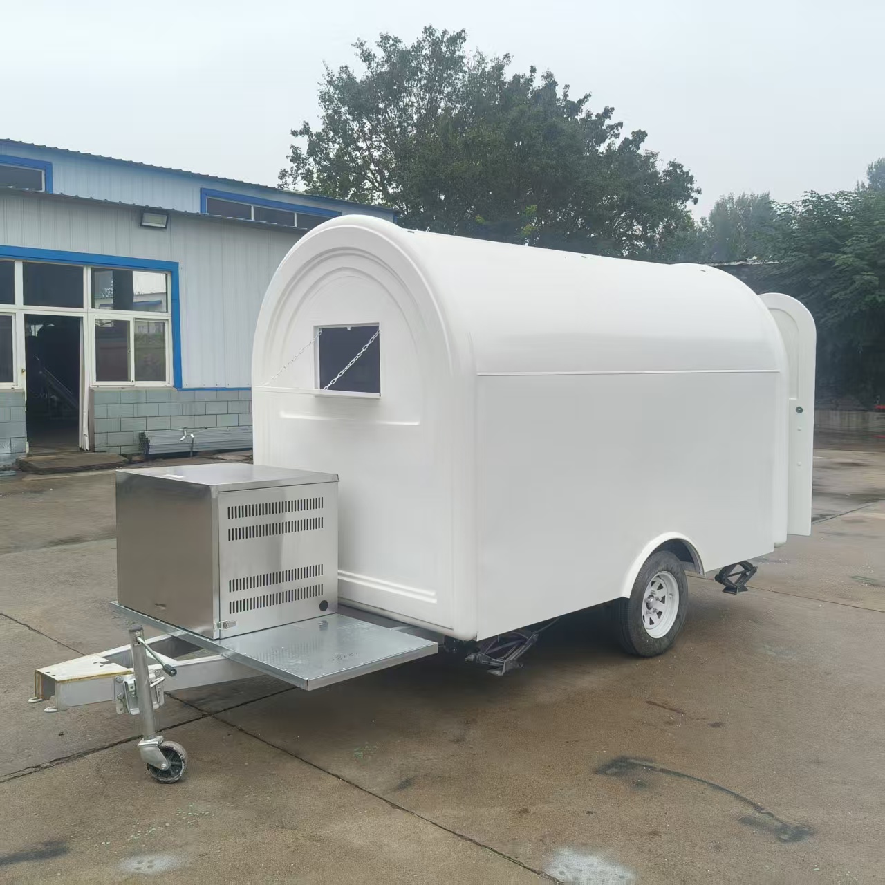 Fashionable white multi-functional mobile food truck