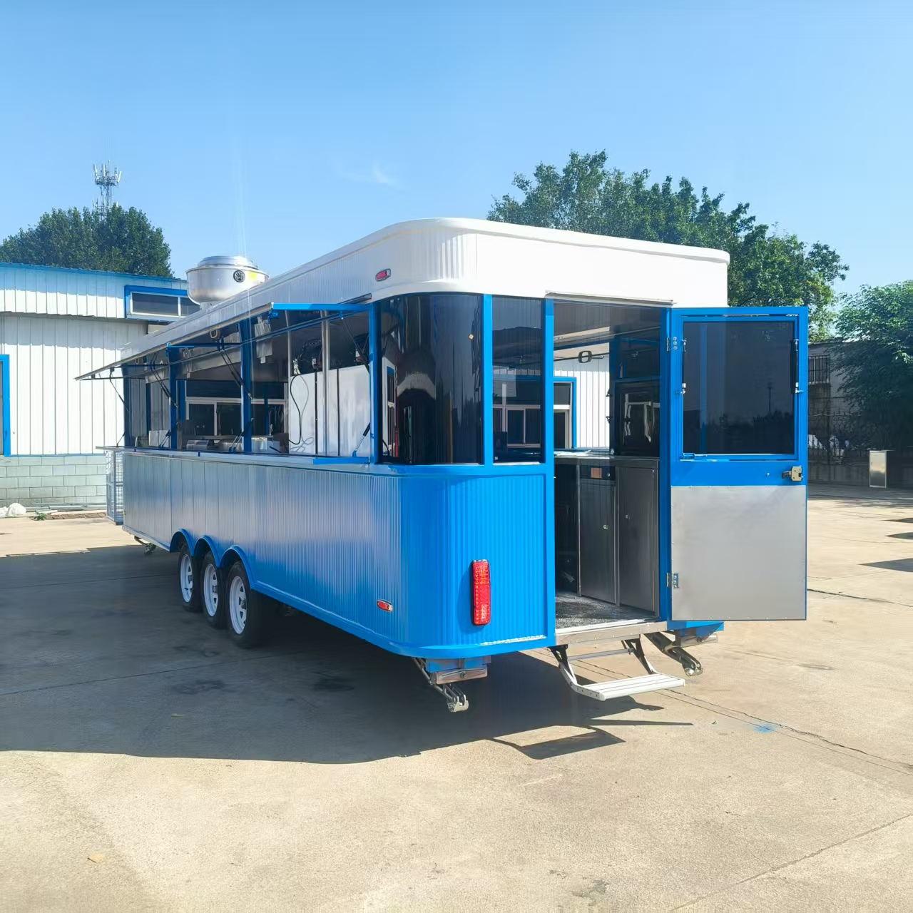 Large mobile food truck with blue and white color scheme, three-wheeled traction commercial catering vehicle, multi-functional outdoor food mobile stall