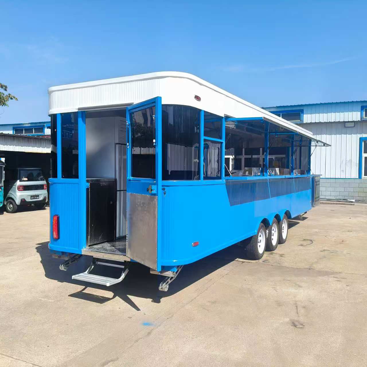 Large mobile food truck with blue and white color scheme, three-wheeled traction commercial catering vehicle, multi-functional outdoor food mobile stall