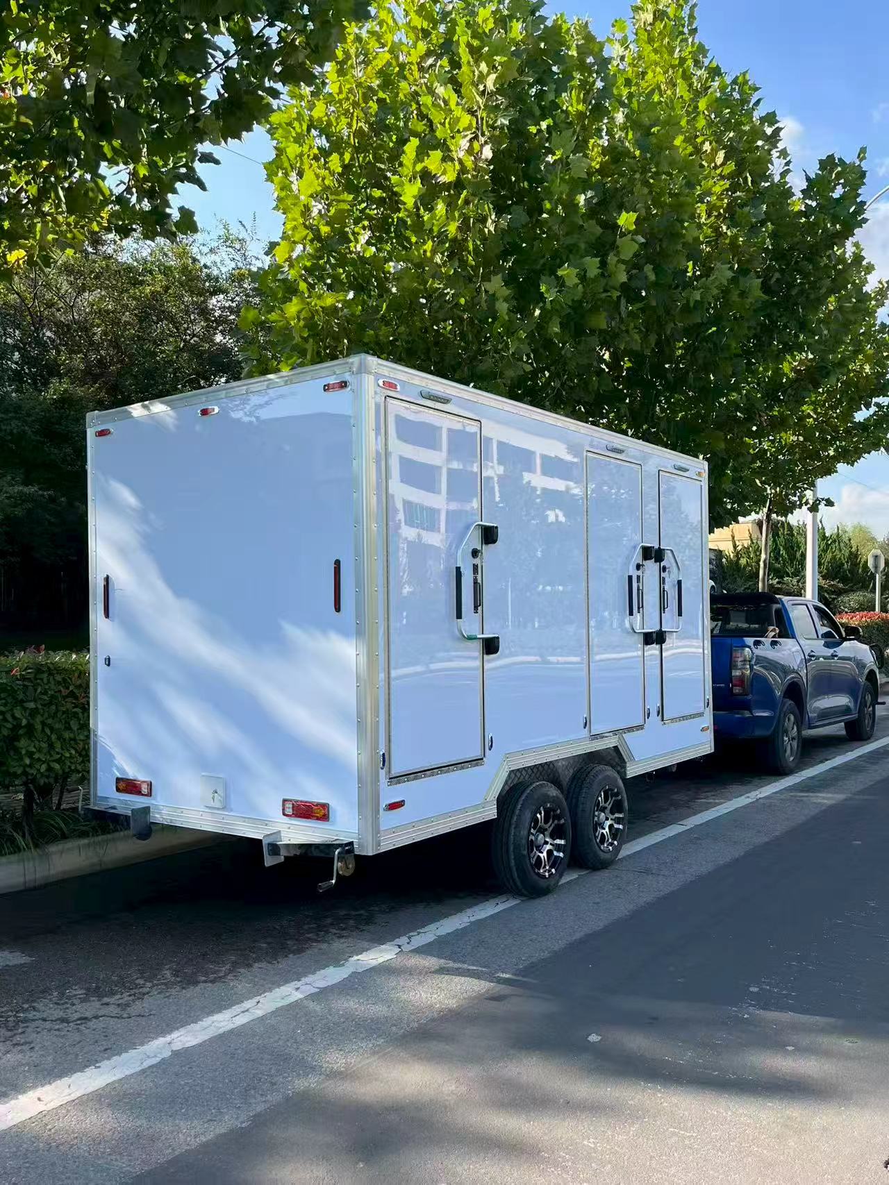Outdoor multi-cabin mobile toilets, meeting the needs of multiple users