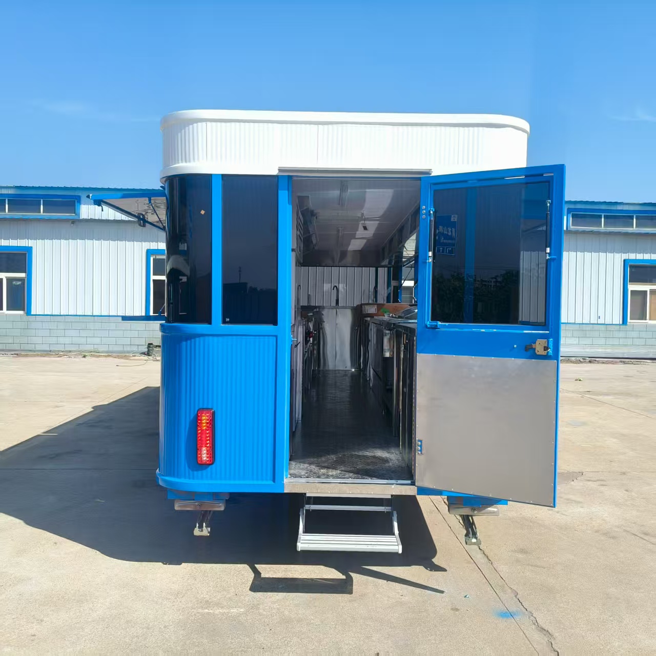 Large mobile food truck with blue and white color scheme, three-wheeled traction commercial catering vehicle, multi-functional outdoor food mobile stall