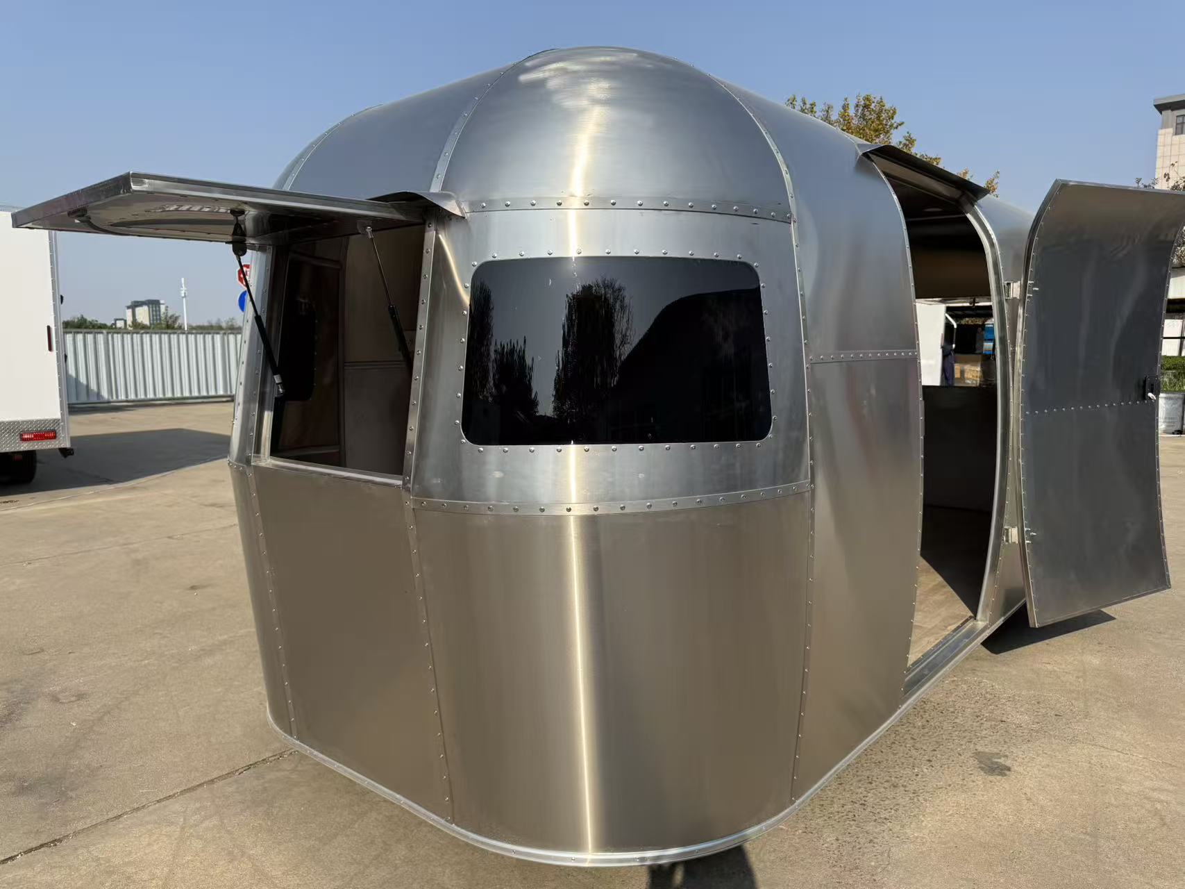 Retro-style all-aluminum mobile food truck, popular check-in level mobile food truck, multi-functional commercial trailer food truck