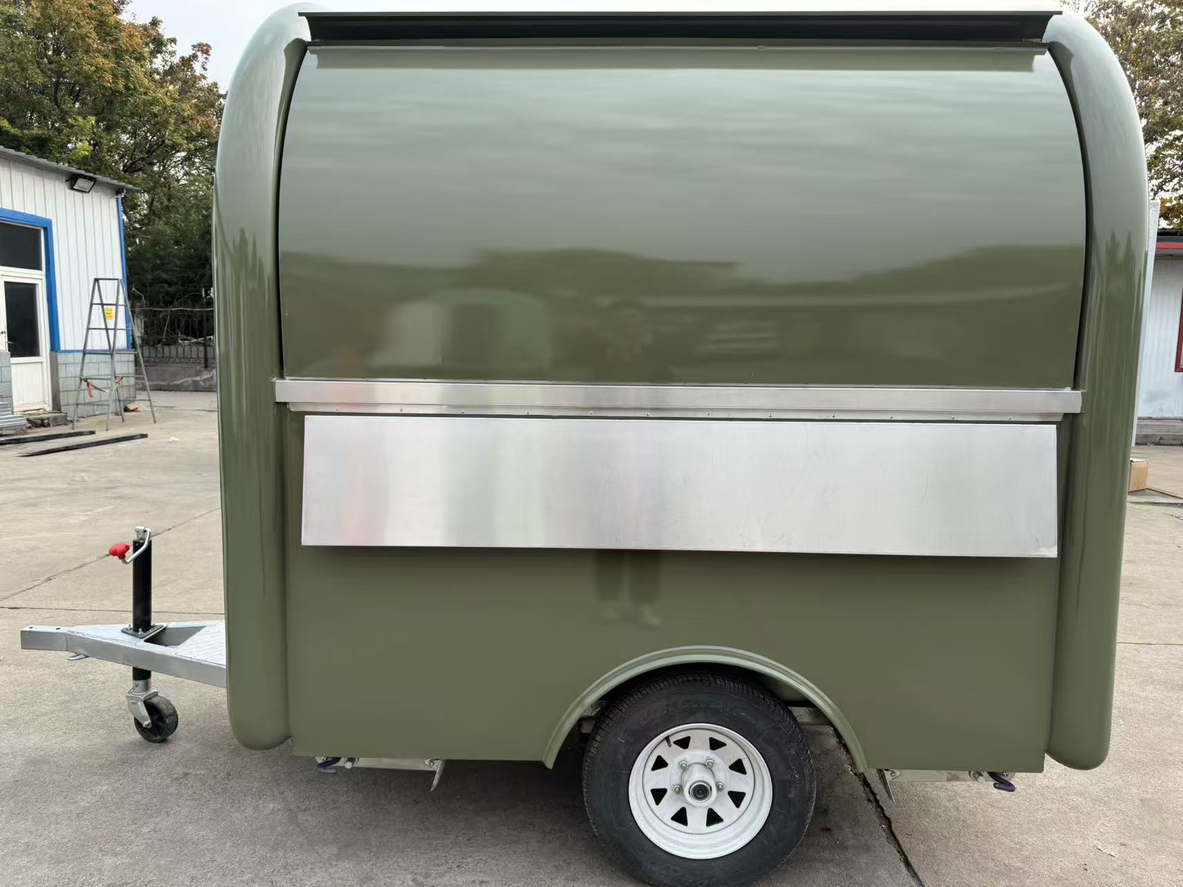 The retro military green mobile food truck with a streamlined appearance is a small mobile food trailer, making it an ideal choice for starting a business and making profits by setting up a stall