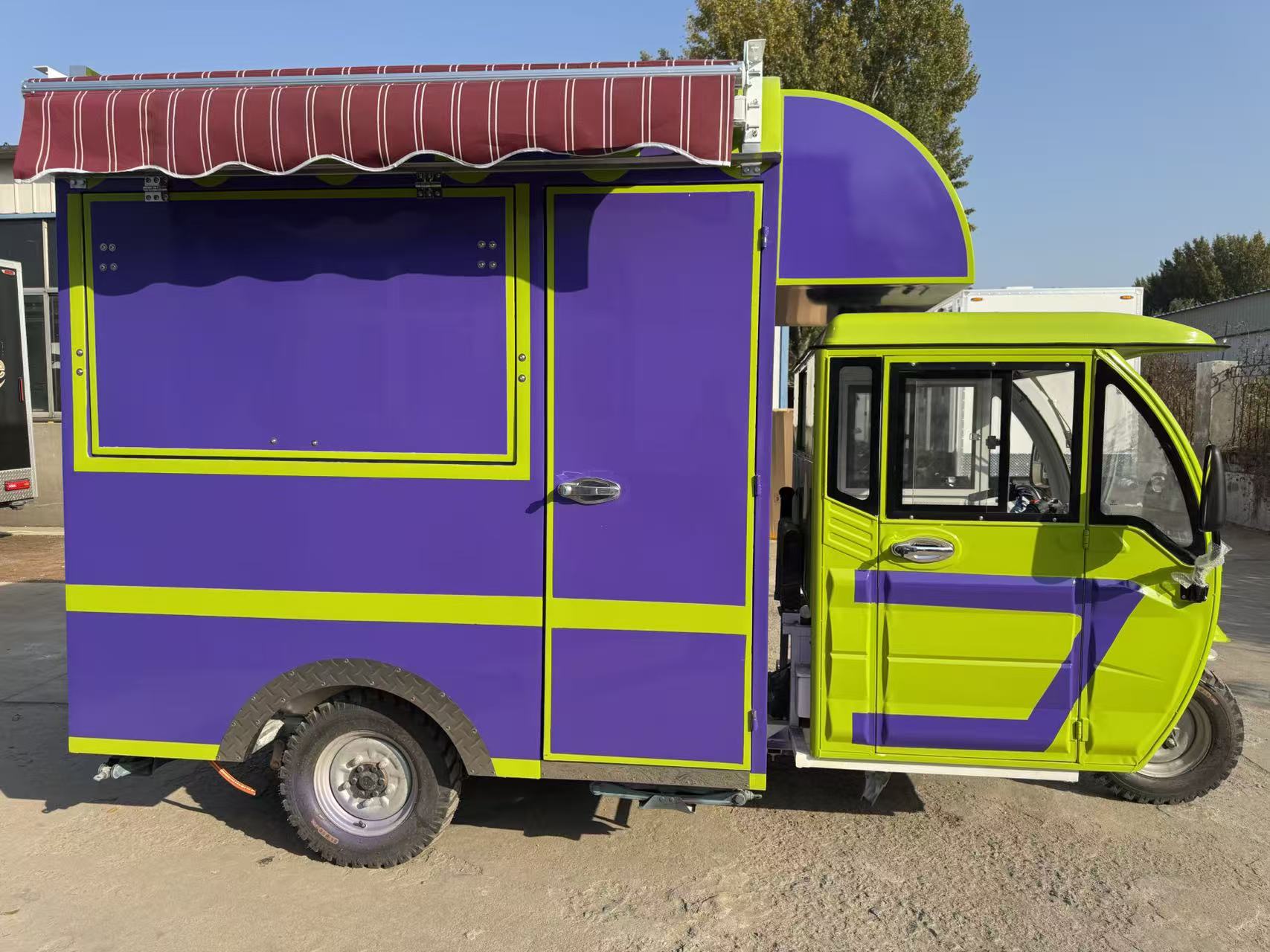 Purple and green color contrast mobile catering vehicle, electric three-wheeled mobile food truck, street snack business equipment