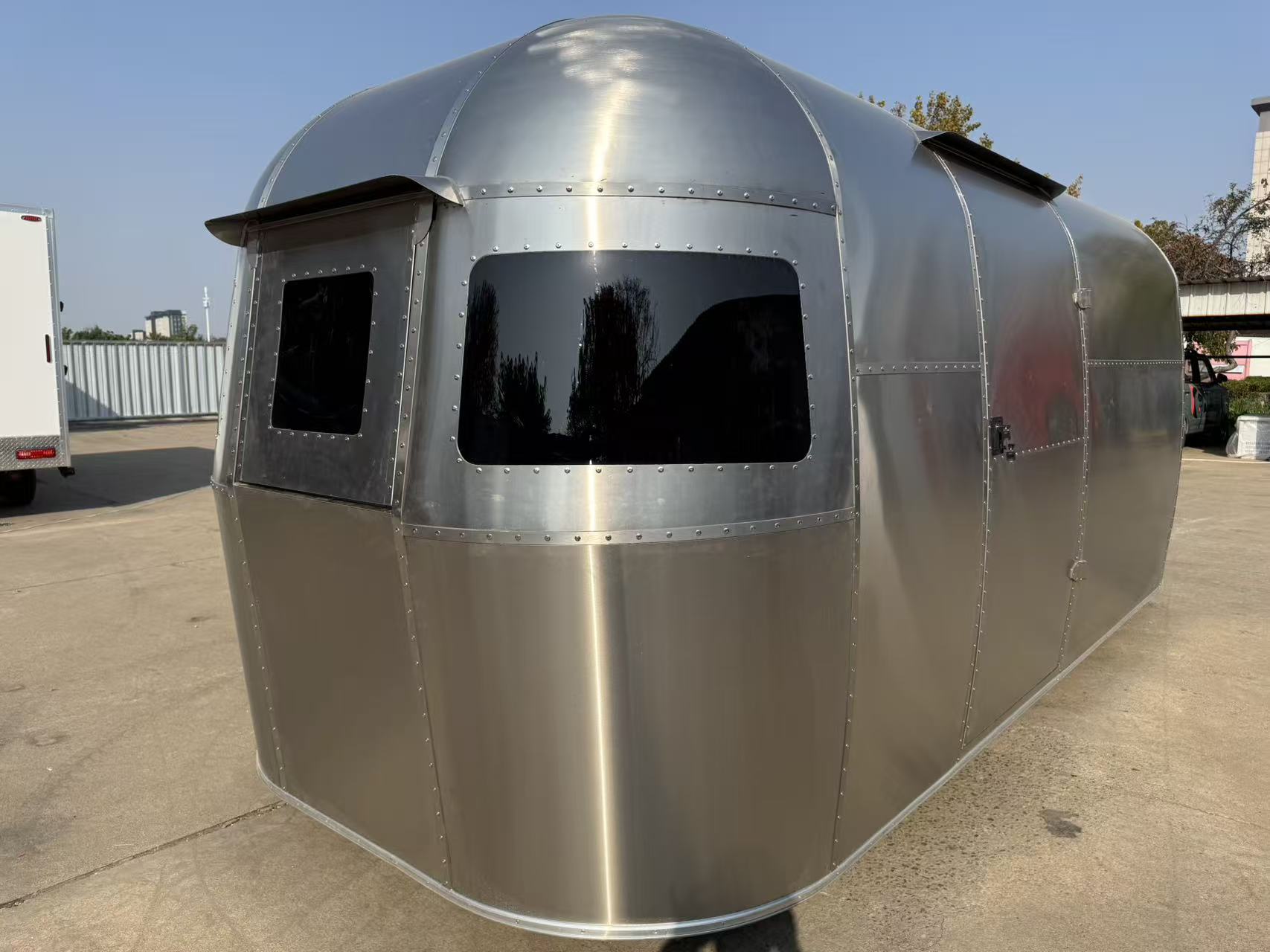 Retro-style all-aluminum mobile food truck, popular check-in level mobile food truck, multi-functional commercial trailer food truck