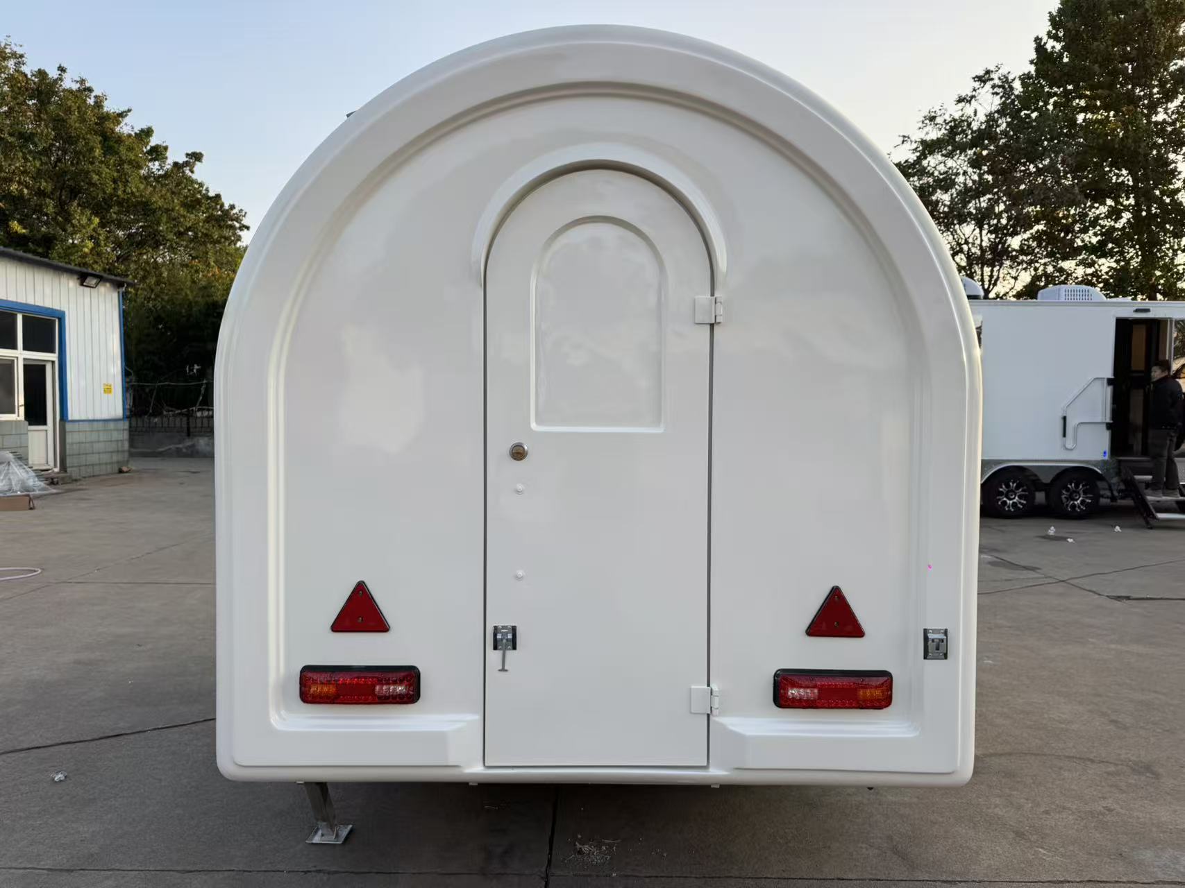 High-appearance-level arc-shaped mobile food truck, commercial food trailer, milk tea and snack mobile operation vehicle