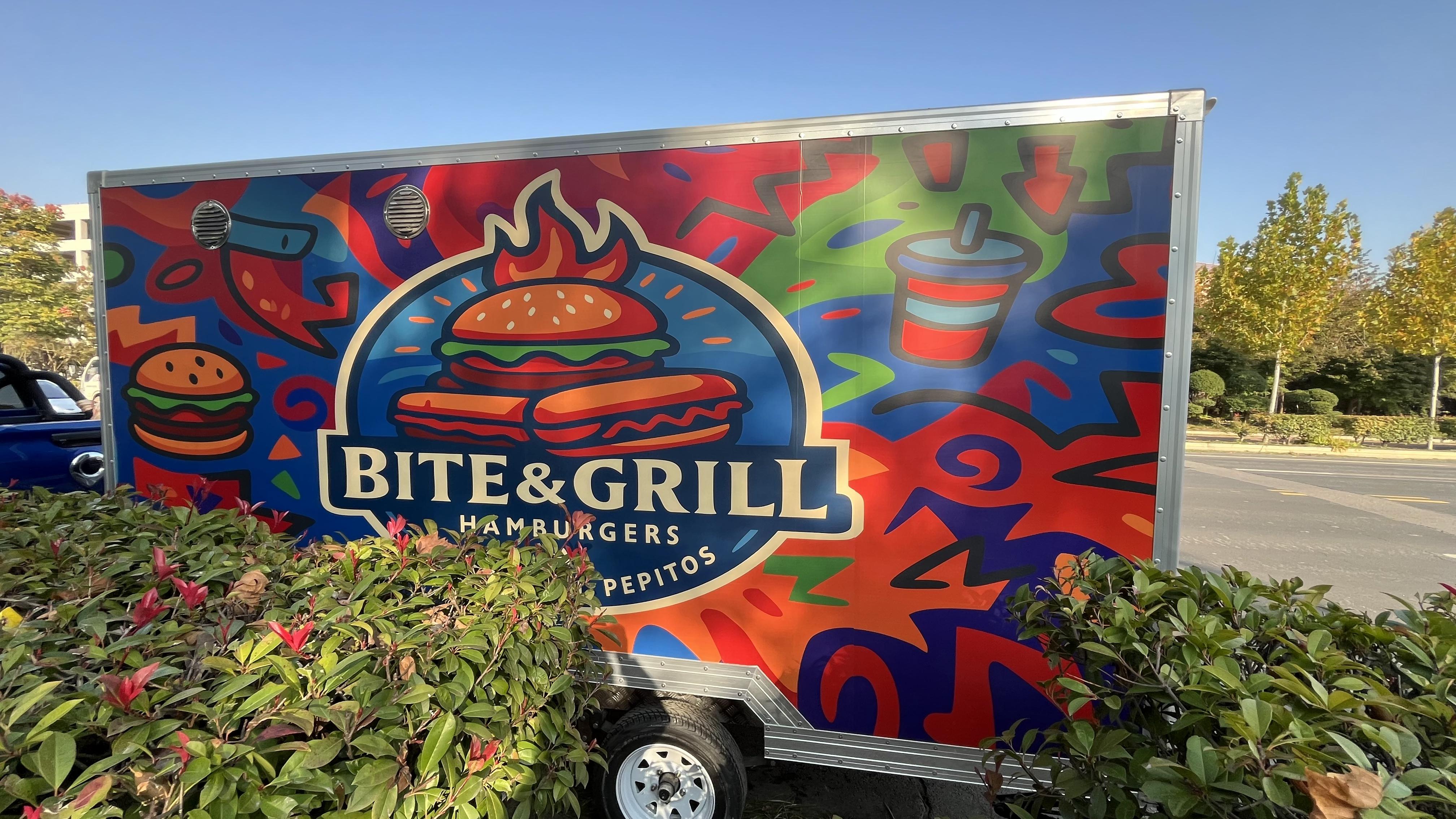 Black fashion mobile food truck, commercial multi-functional snack truck, outdoor market fast food sales trailer