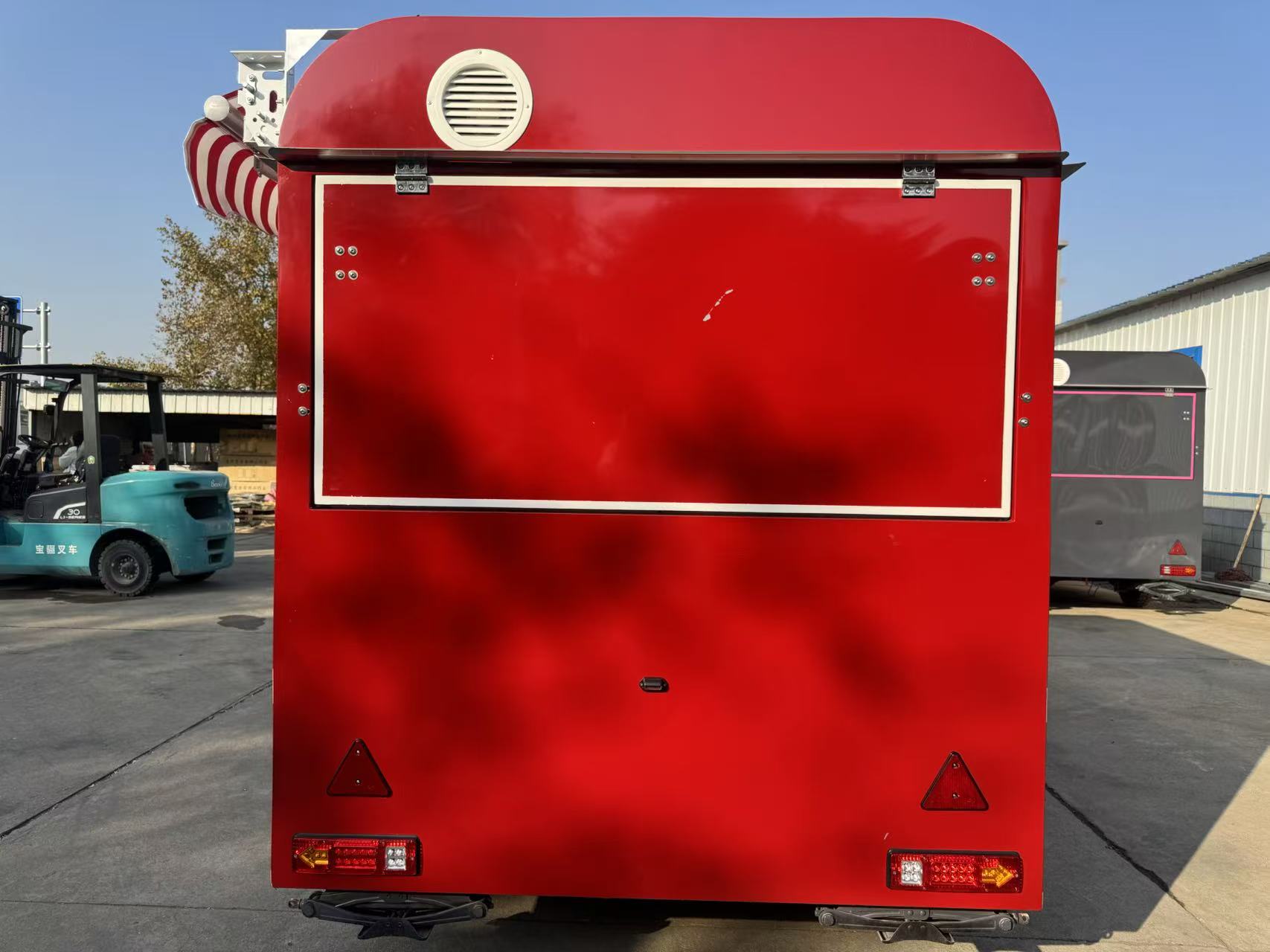 Red and white classic color-blocking electric three-wheeled food truck, multi-functional mobile food truck, night market business district start-up catering vehicle