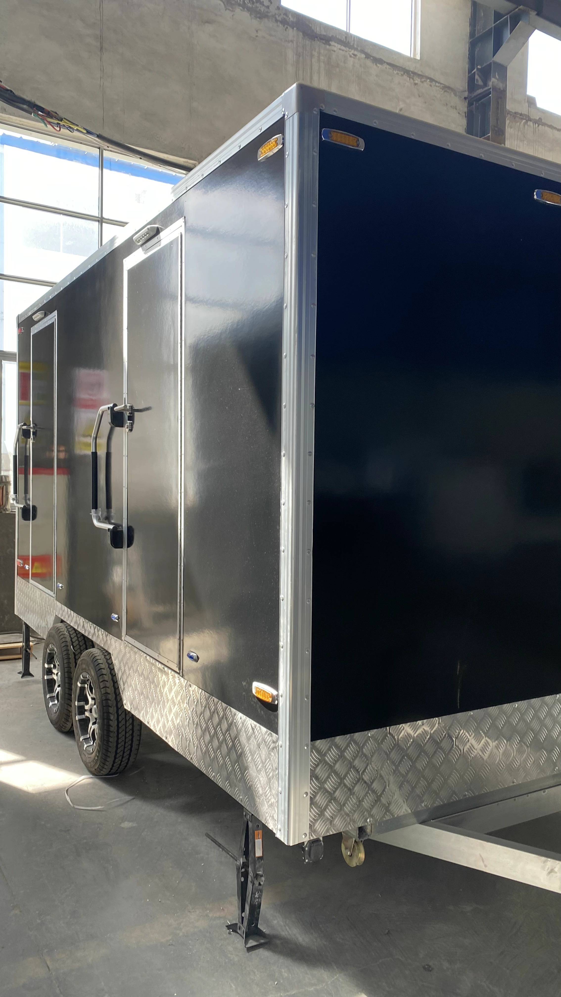High-end mobile toilet trailer with staircase design. Commercial-grade mobile toilets are suitable for scenarios such as weddings, exhibitions, and celebrations