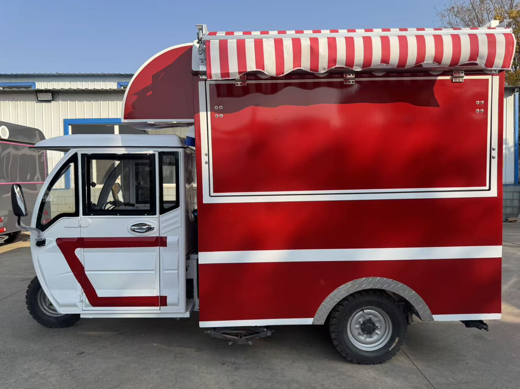 Red and white classic color-blocking electric three-wheeled food truck, multi-functional mobile food truck, night market business district start-up catering vehicle