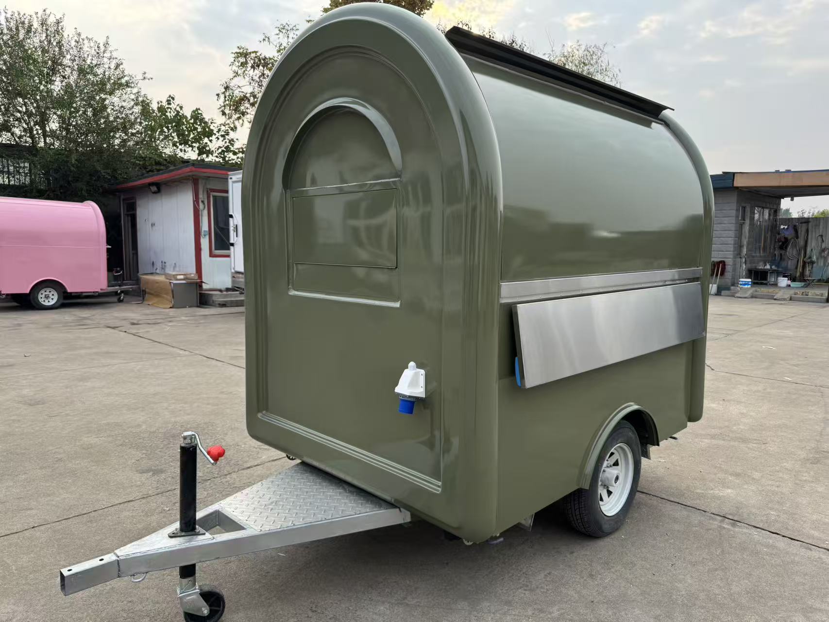 The retro military green mobile food truck with a streamlined appearance is a small mobile food trailer, making it an ideal choice for starting a business and making profits by setting up a stall