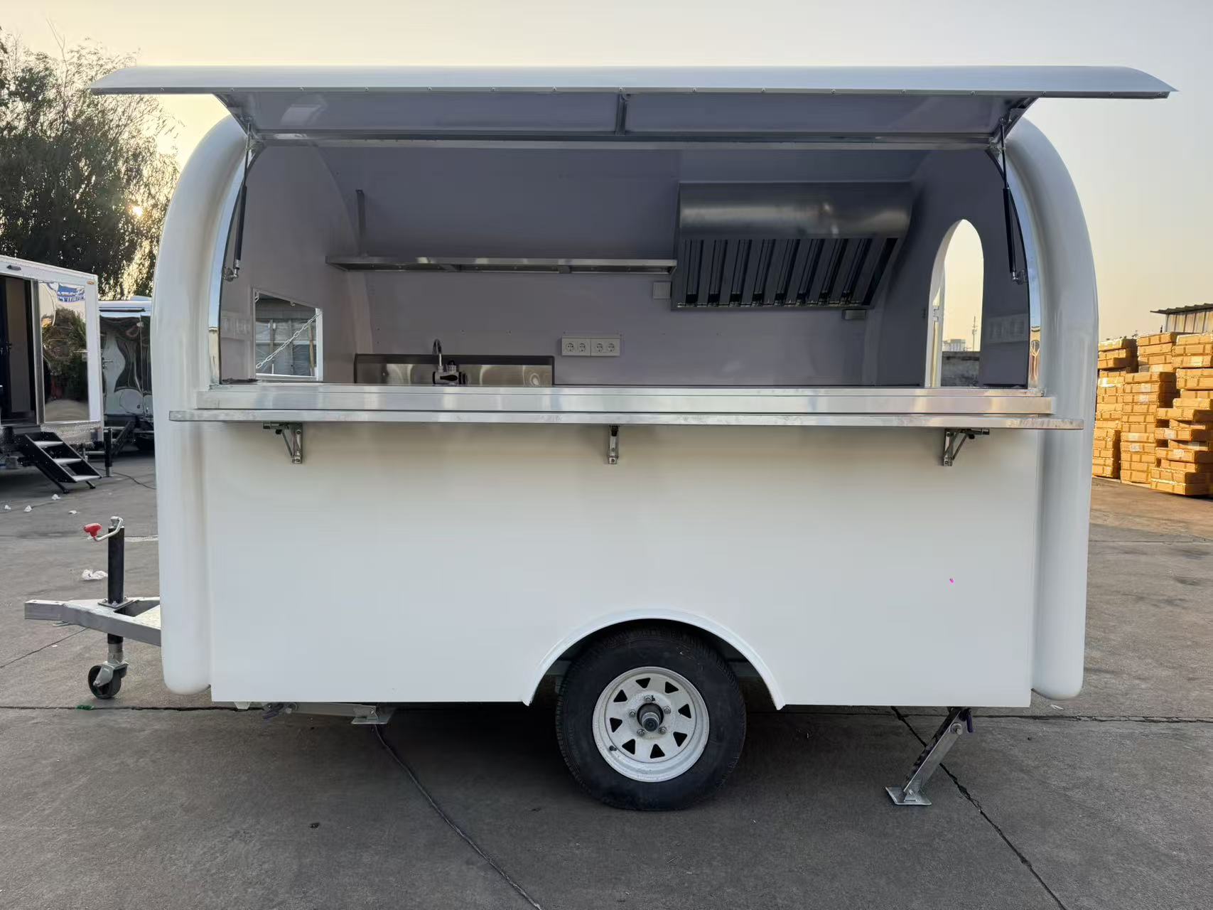 High-appearance-level arc-shaped mobile food truck, commercial food trailer, milk tea and snack mobile operation vehicle