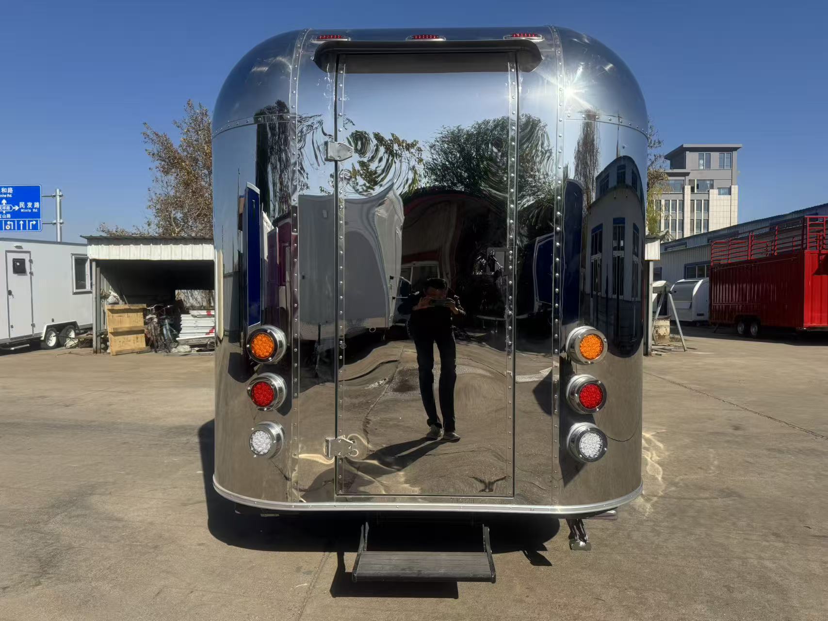 Mirror-finish stainless steel mobile food truck, multi-functional mobile food truck, commercial snack and fast food sales trailer