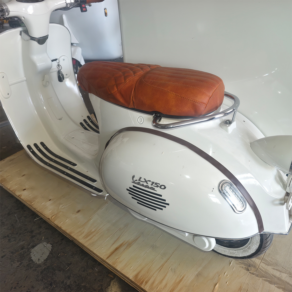 Retro cartoon electric vending cart, ice cream and snack stall tricycle, customizable refrigeration function mobile sales equipment