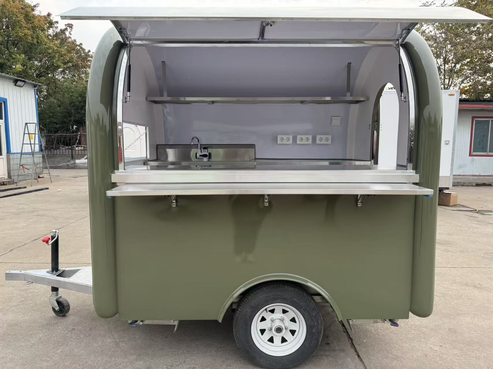 The retro military green mobile food truck with a streamlined appearance is a small mobile food trailer, making it an ideal choice for starting a business and making profits by setting up a stall