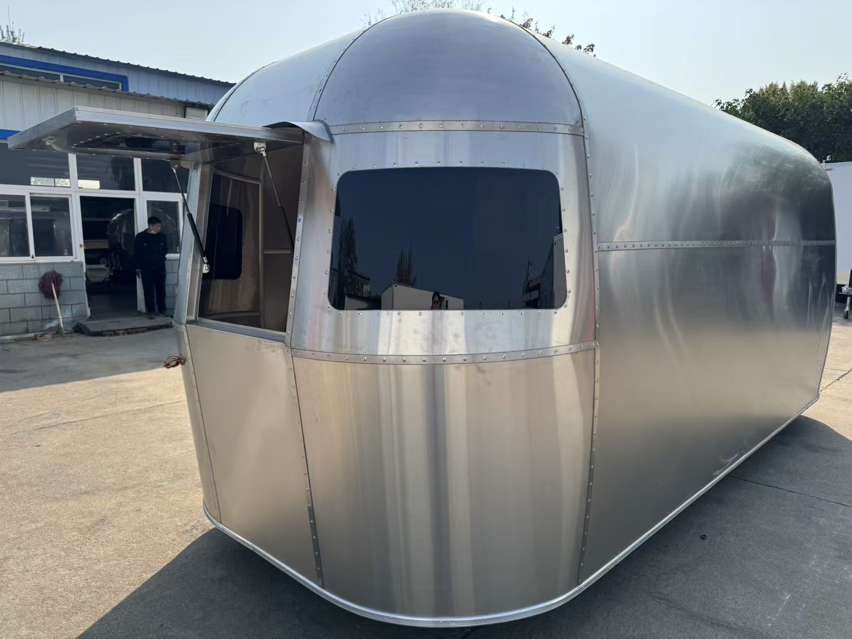 Retro-style all-aluminum mobile food truck, popular check-in level mobile food truck, multi-functional commercial trailer food truck