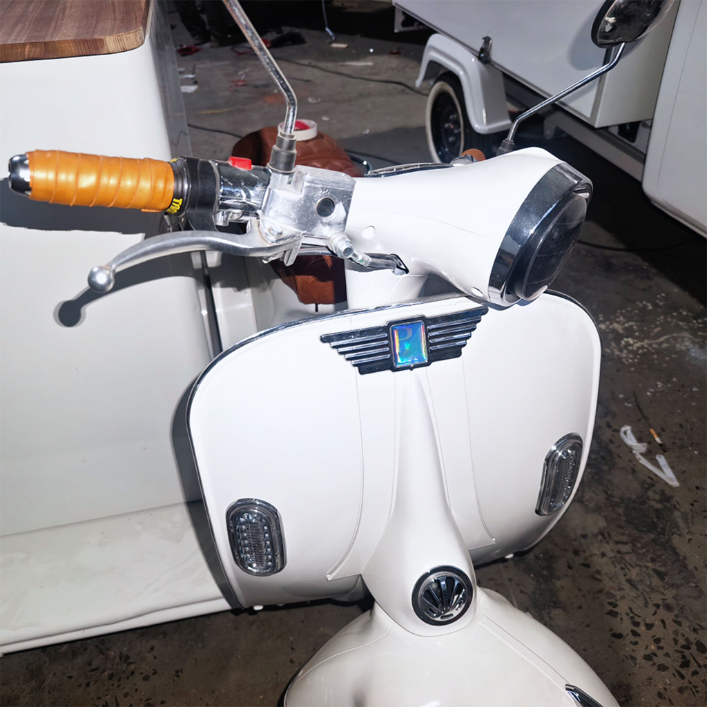 Retro cartoon electric vending cart, ice cream and snack stall tricycle, customizable refrigeration function mobile sales equipment