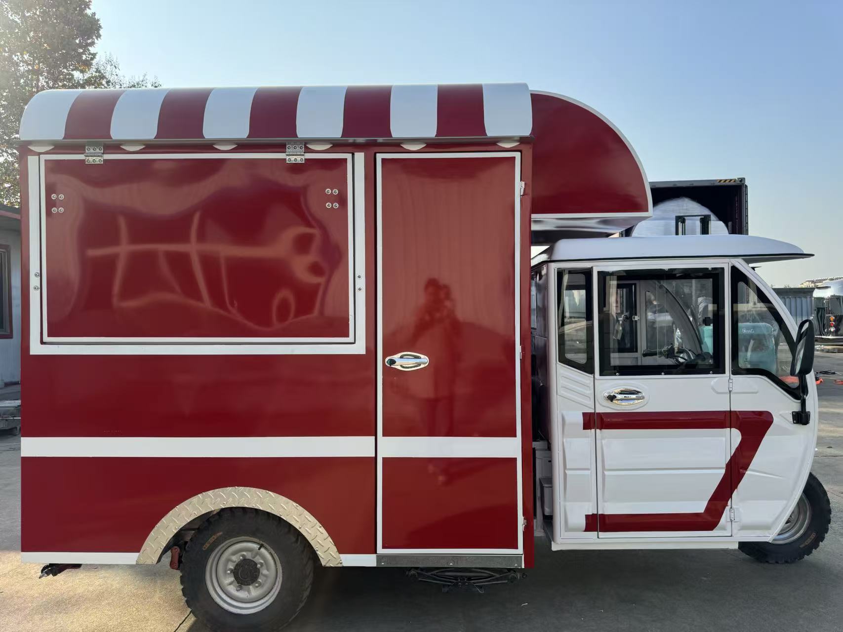 Red and white classic color-blocking electric three-wheeled food truck, multi-functional mobile food truck, night market business district start-up catering vehicle