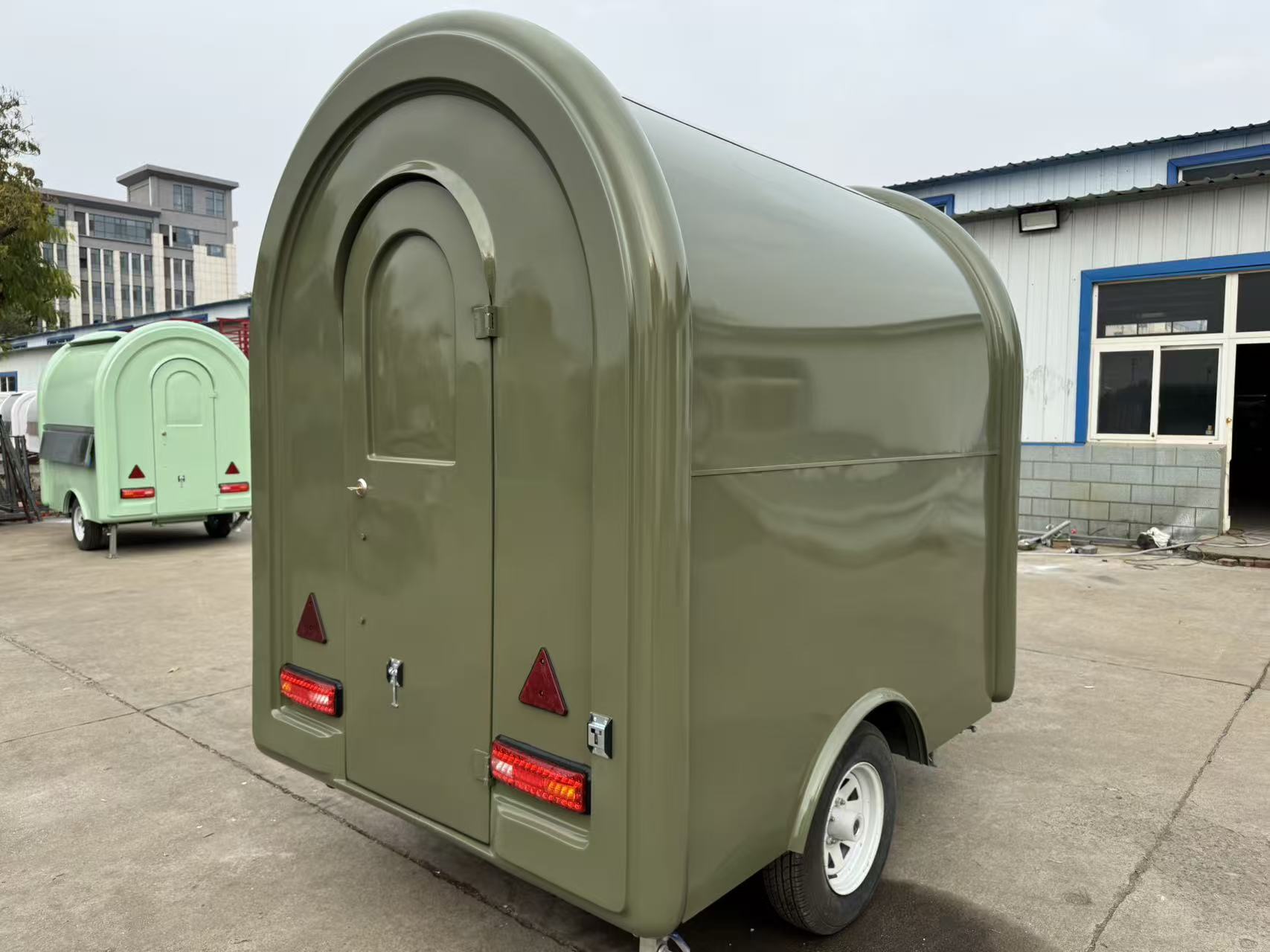 The retro military green mobile food truck with a streamlined appearance is a small mobile food trailer, making it an ideal choice for starting a business and making profits by setting up a stall