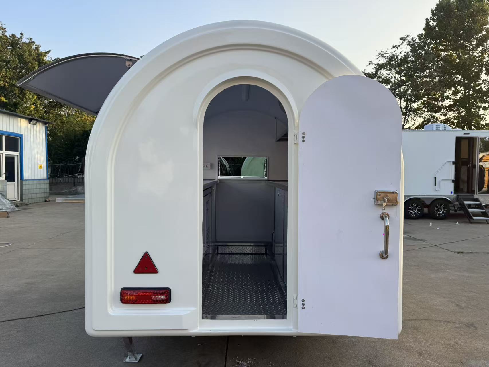 High-appearance-level arc-shaped mobile food truck, commercial food trailer, milk tea and snack mobile operation vehicle