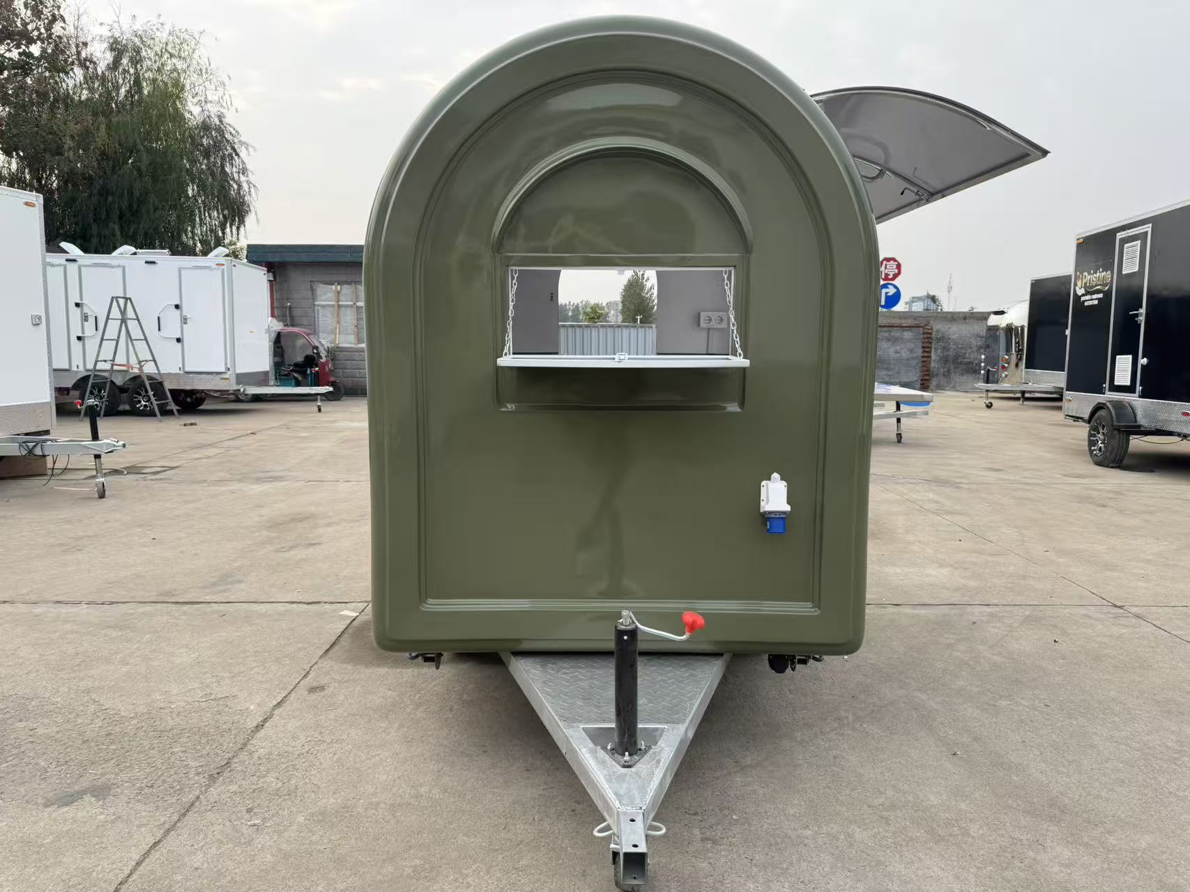 The retro military green mobile food truck with a streamlined appearance is a small mobile food trailer, making it an ideal choice for starting a business and making profits by setting up a stall