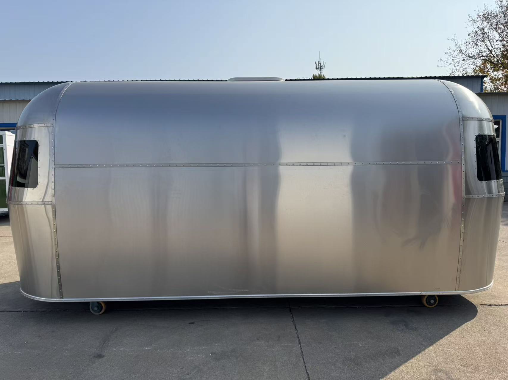 Retro-style all-aluminum mobile food truck, popular check-in level mobile food truck, multi-functional commercial trailer food truck