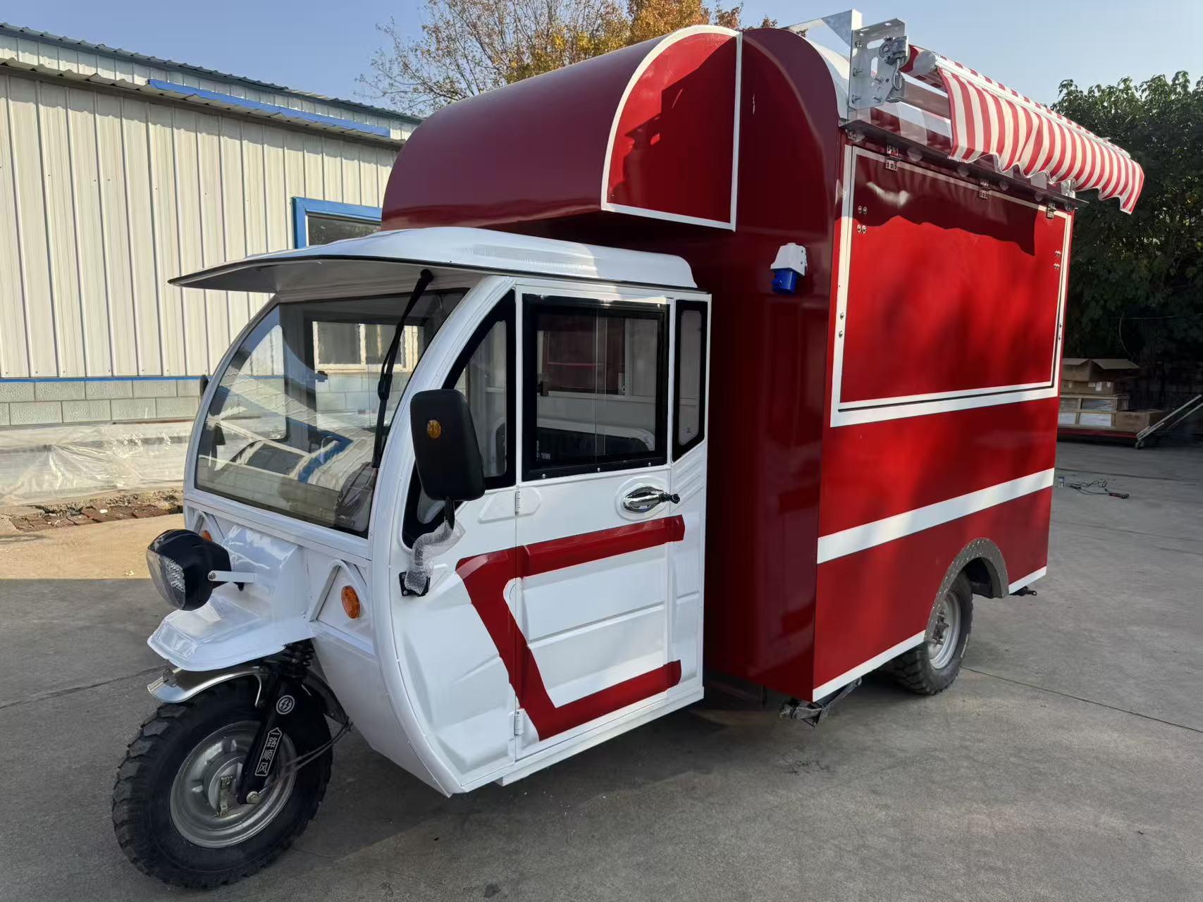 Red and white classic color-blocking electric three-wheeled food truck, multi-functional mobile food truck, night market business district start-up catering vehicle