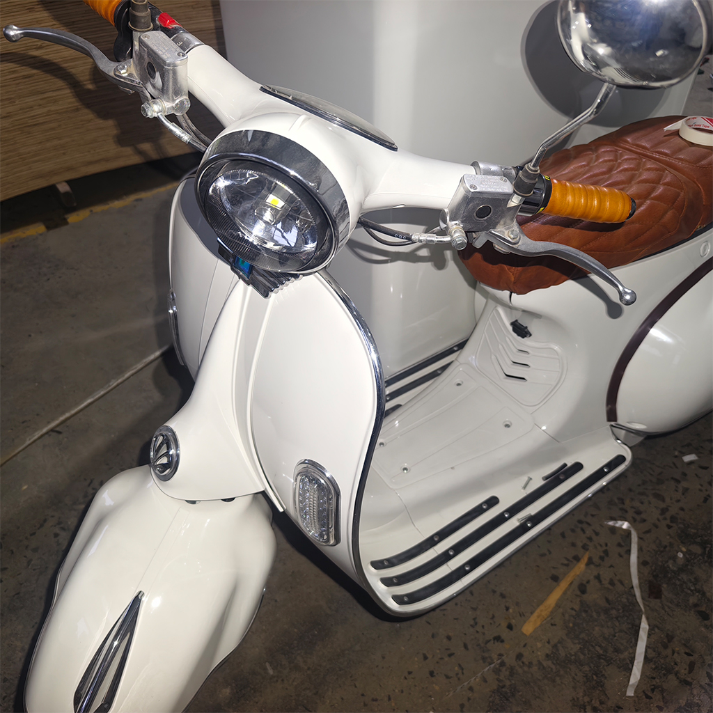 Retro cartoon electric vending cart, ice cream and snack stall tricycle, customizable refrigeration function mobile sales equipment