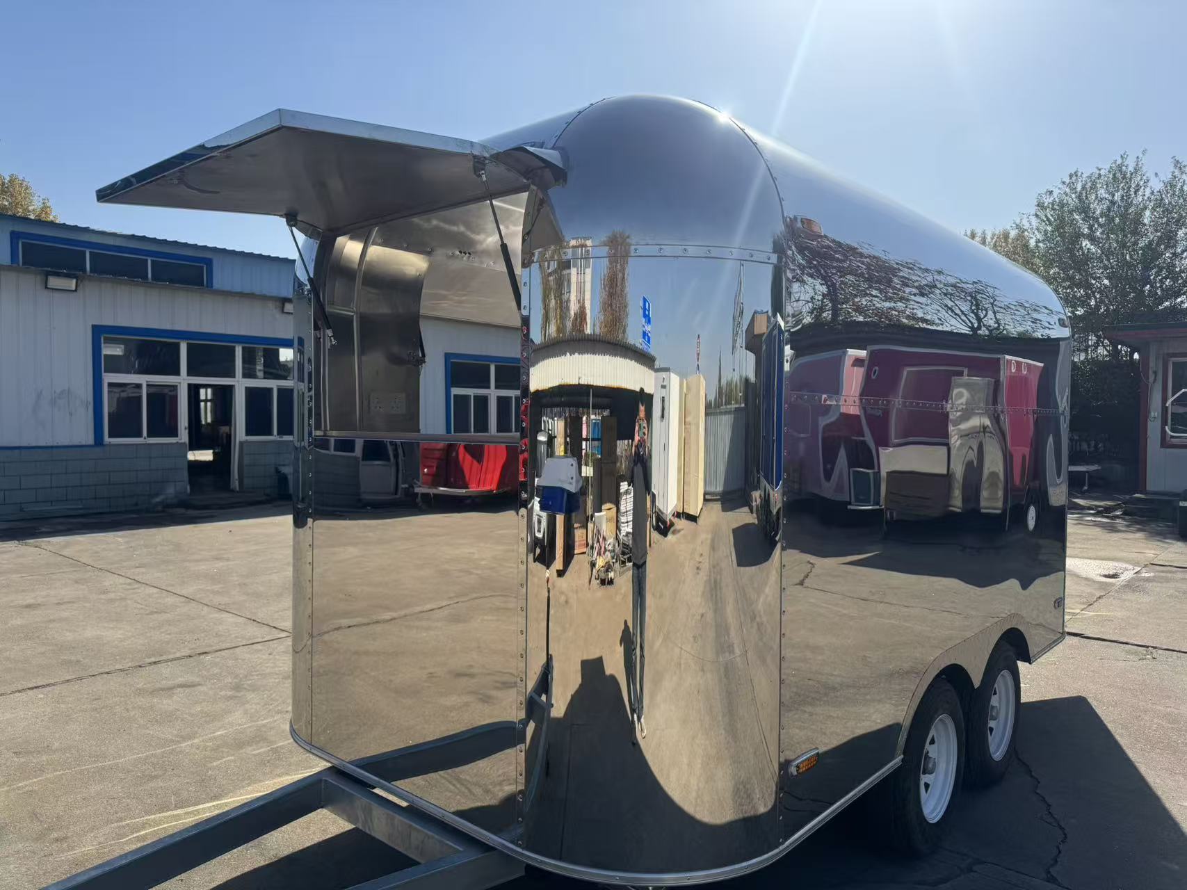 Mirror-finish stainless steel mobile food truck, multi-functional mobile food truck, commercial snack and fast food sales trailer
