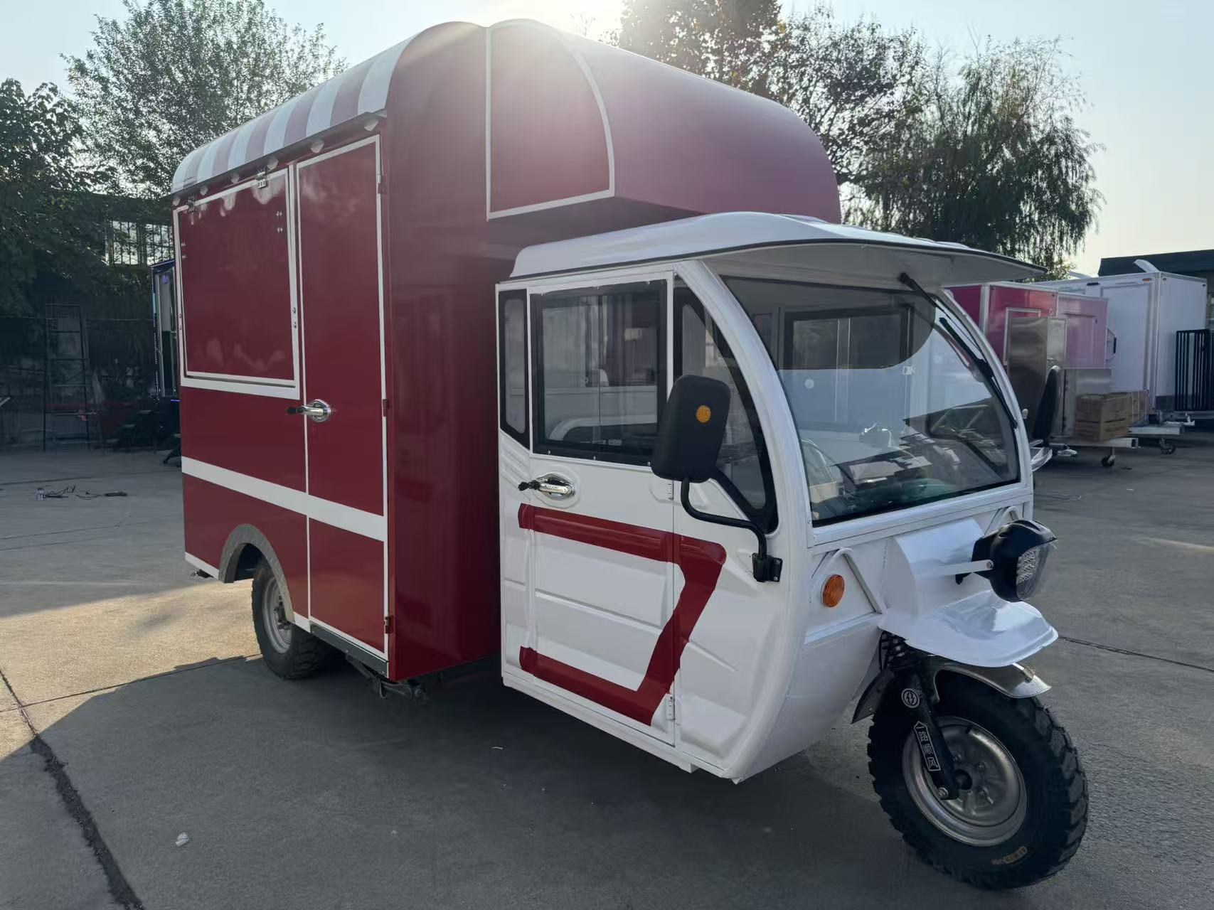 Red and white classic color-blocking electric three-wheeled food truck, multi-functional mobile food truck, night market business district start-up catering vehicle