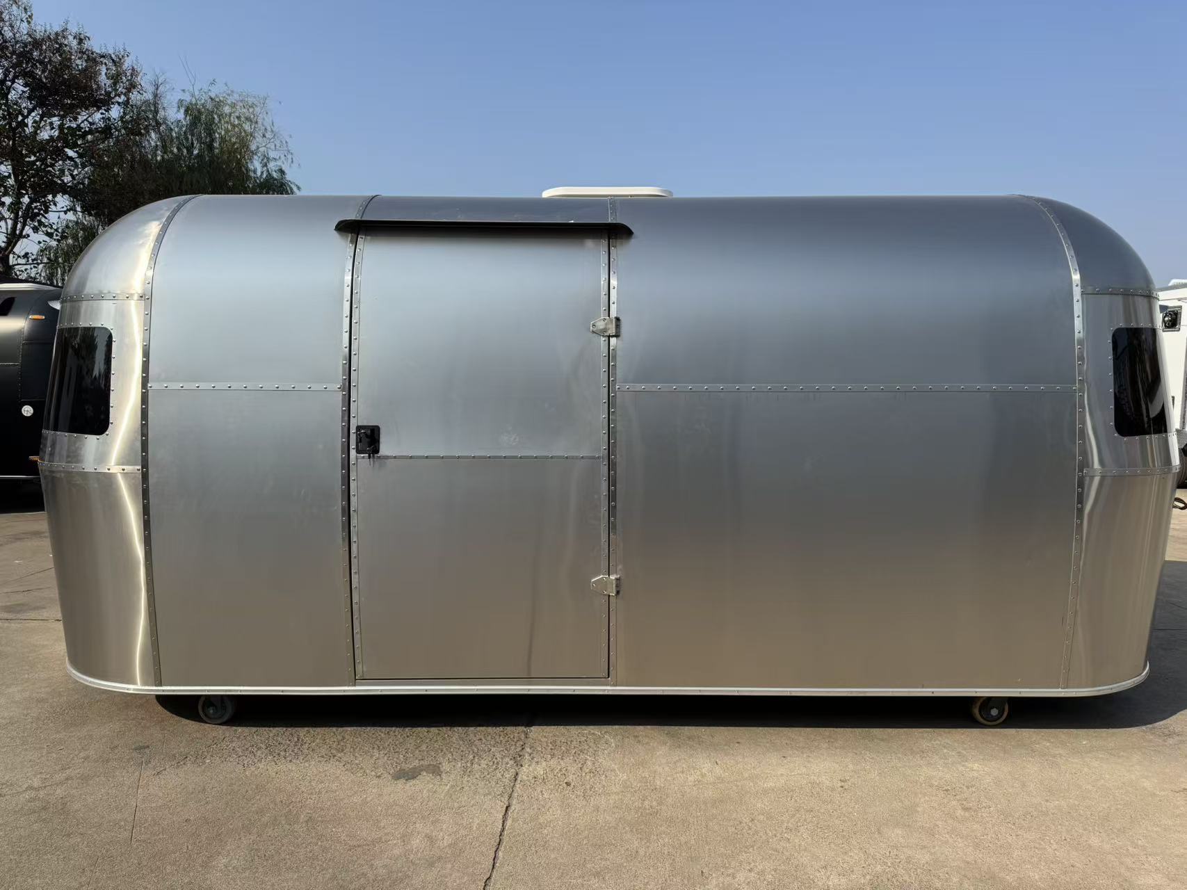 Retro-style all-aluminum mobile food truck, popular check-in level mobile food truck, multi-functional commercial trailer food truck