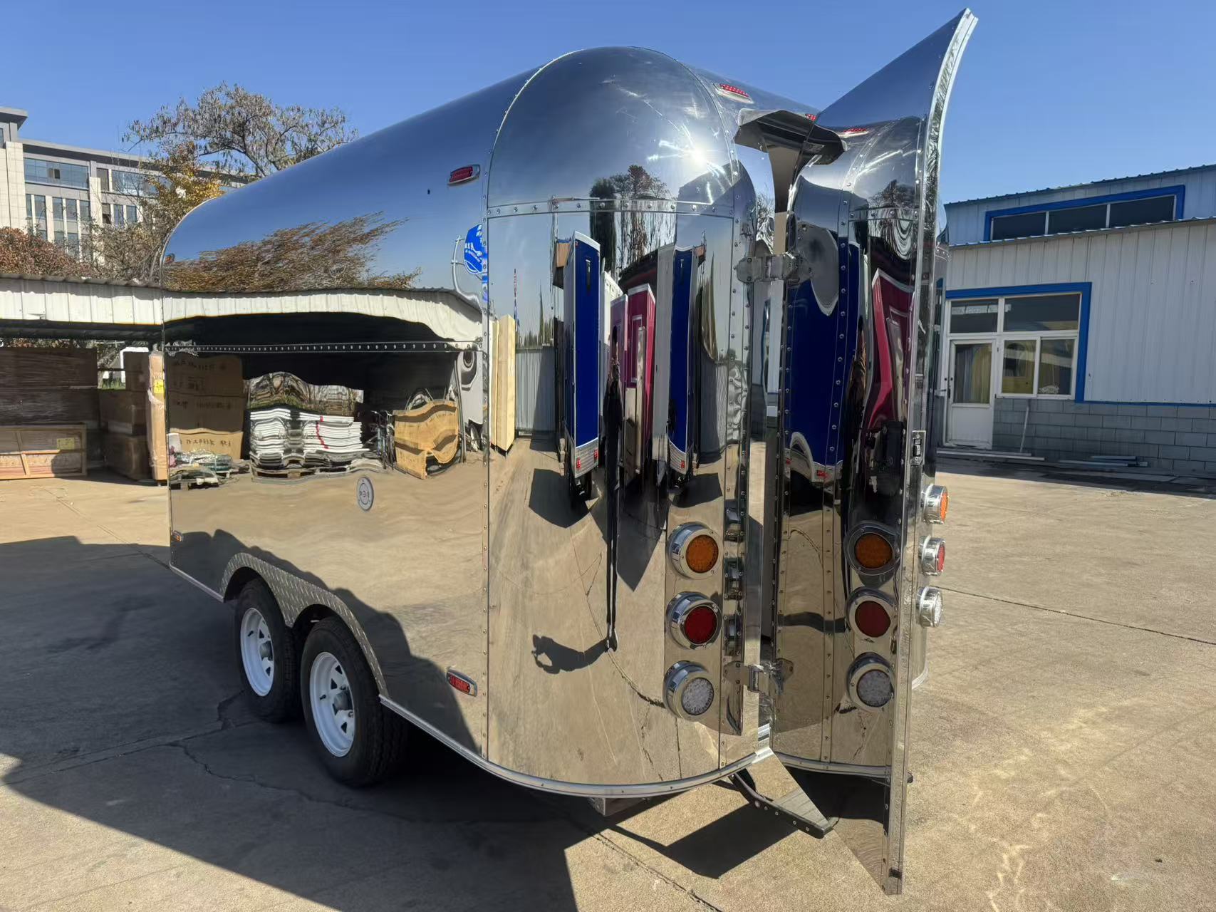 Mirror-finish stainless steel mobile food truck, multi-functional mobile food truck, commercial snack and fast food sales trailer