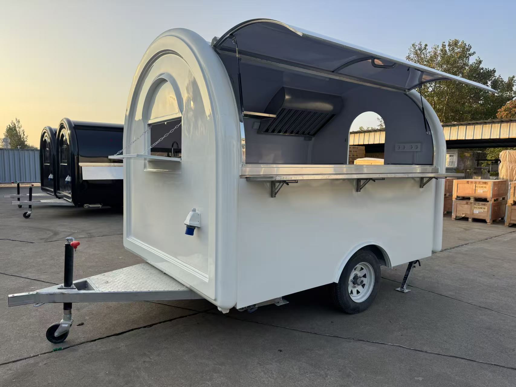 High-appearance-level arc-shaped mobile food truck, commercial food trailer, milk tea and snack mobile operation vehicle