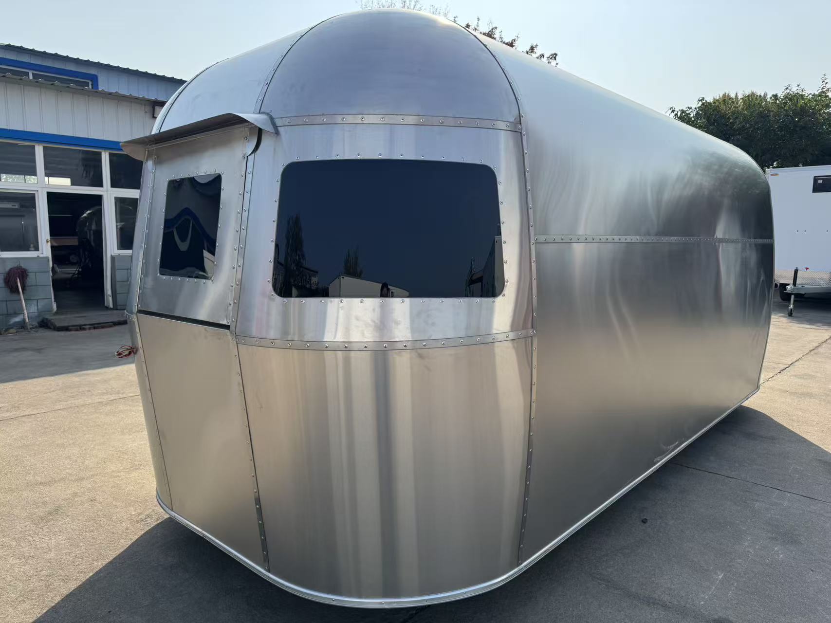 Retro-style all-aluminum mobile food truck, popular check-in level mobile food truck, multi-functional commercial trailer food truck